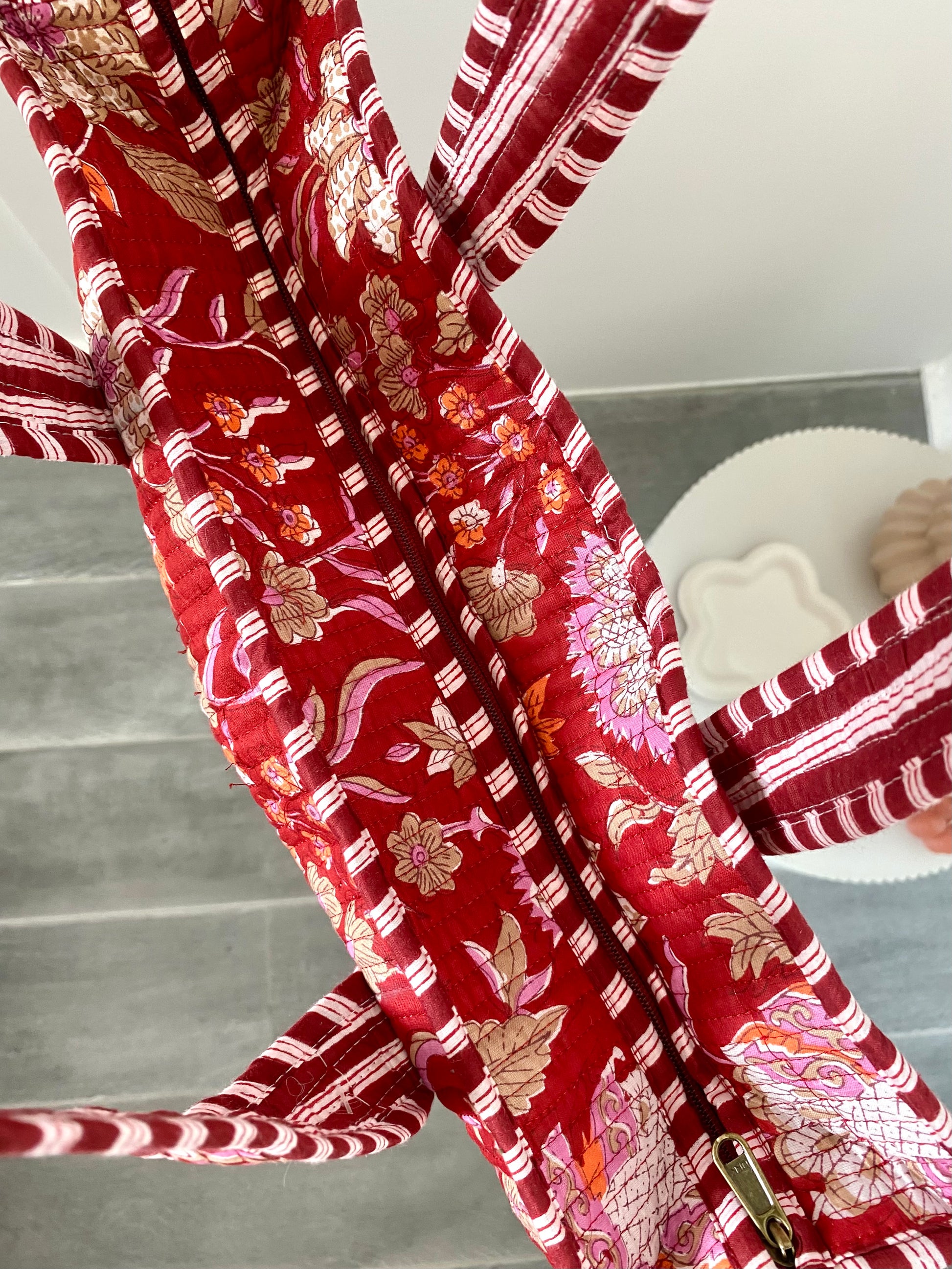 Shopper met rode bloemenprint met hengsel en ritssluiting