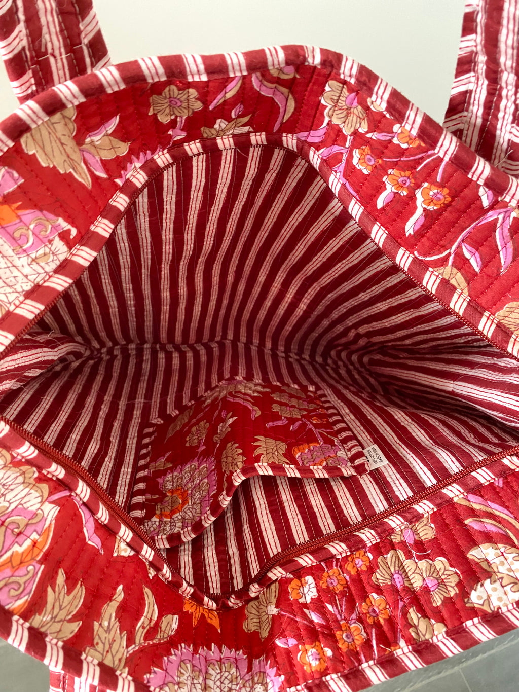 Shopper met rode bloemenprint met hengsel en ritssluiting