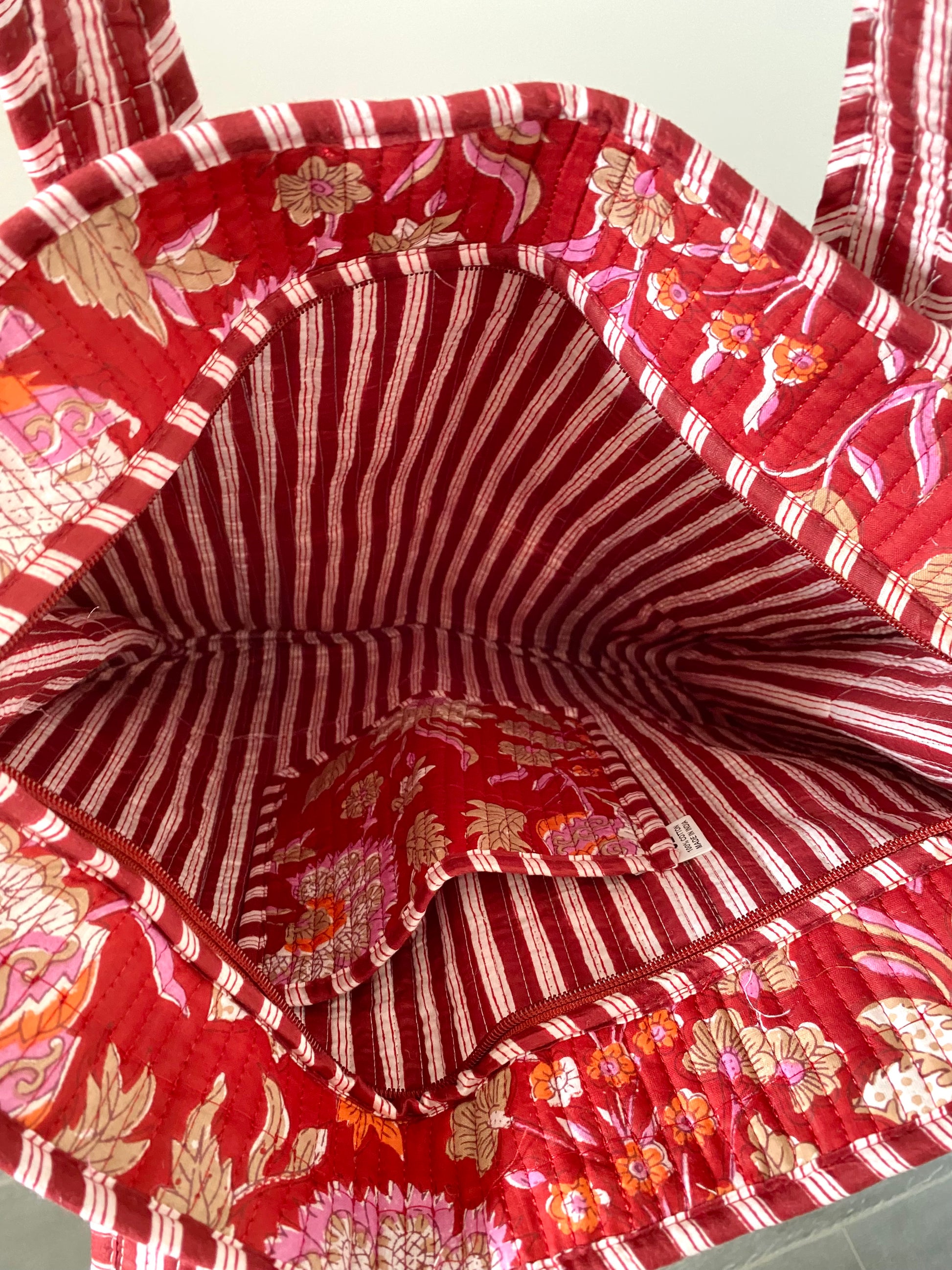 Shopper met rode bloemenprint met hengsel en ritssluiting