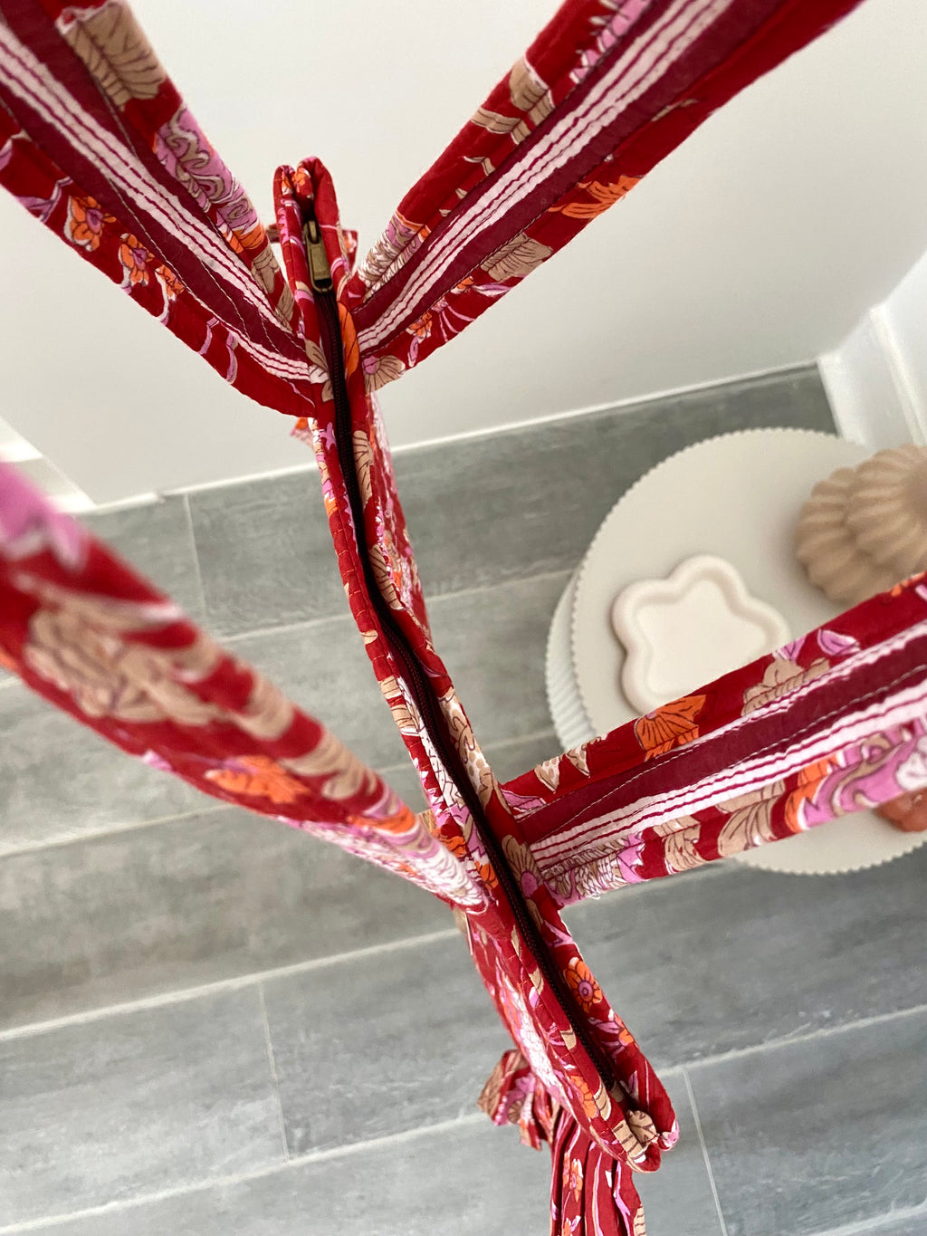 Tas met rode bloemenprint en ritssluiting