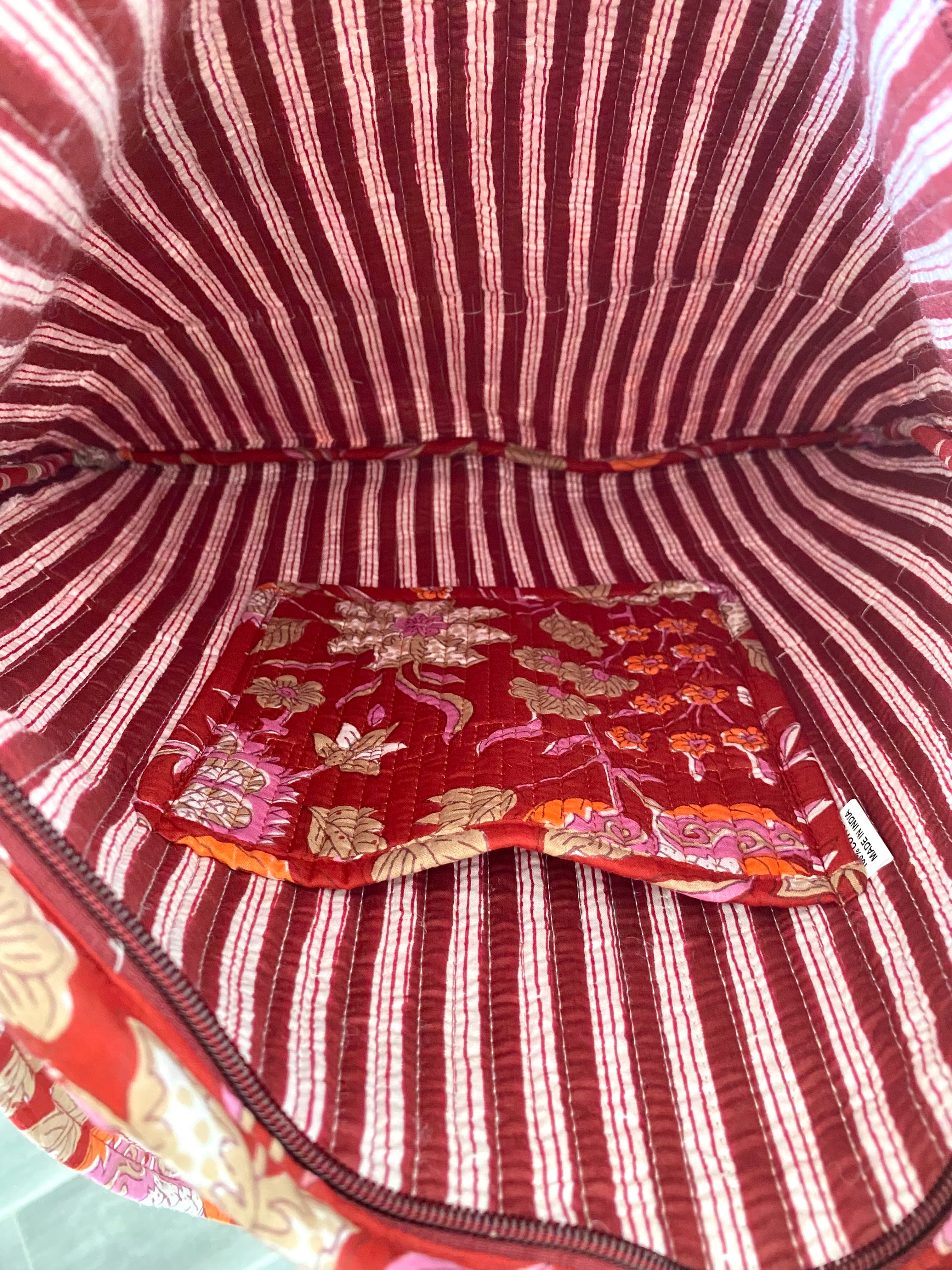 Tas met rode bloemenprint en ritssluiting