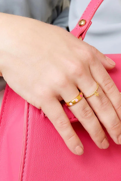 Sterren ring in het goud met roze sterren