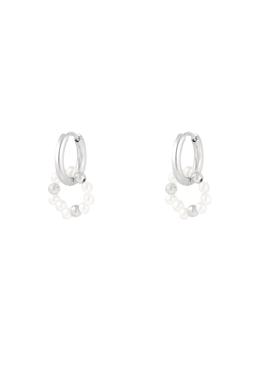 Subtiele oorbel hangers met parels in zilver