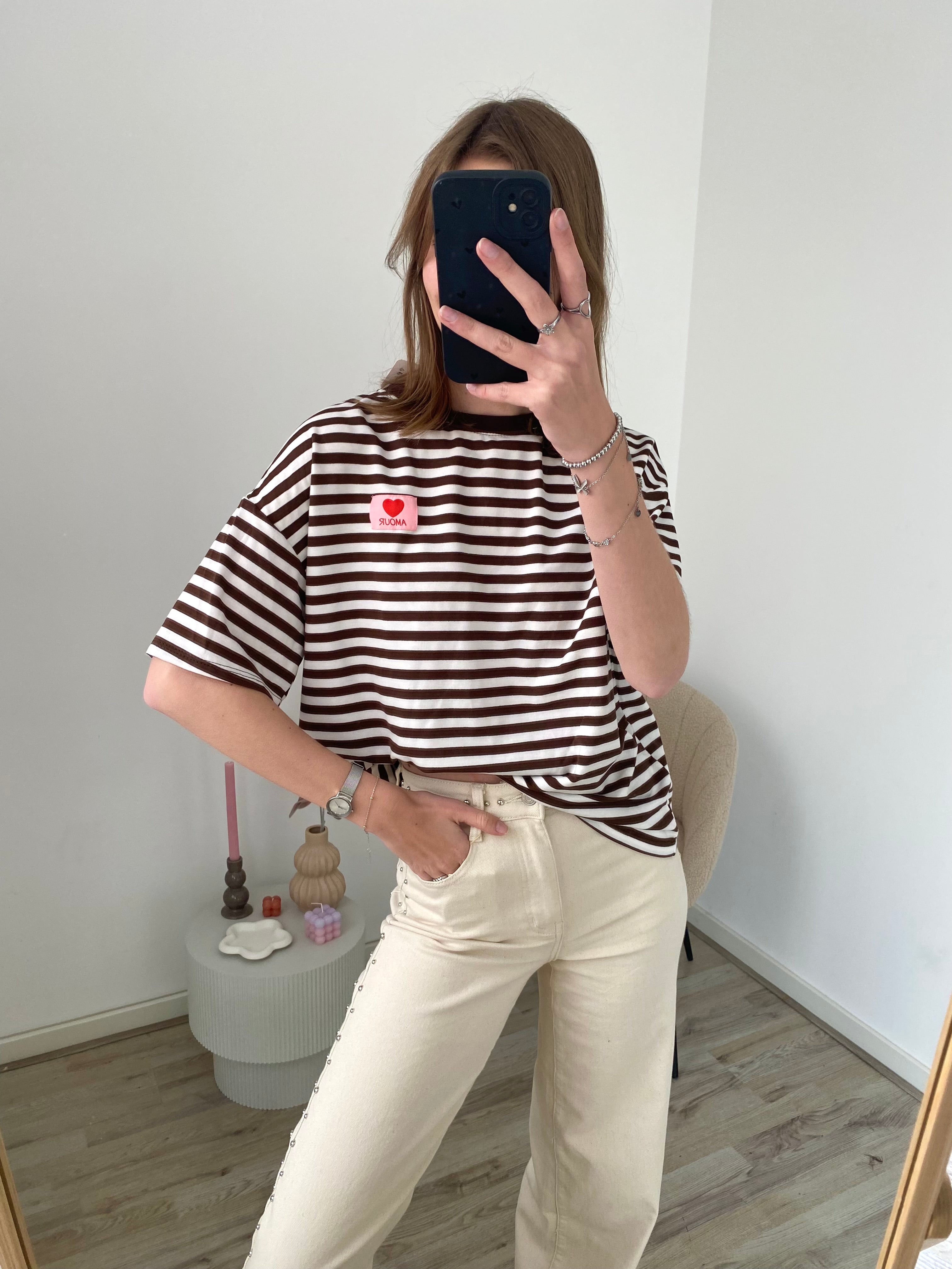 Shirt met korte mouw en strepen en amour label in het bruin met wit