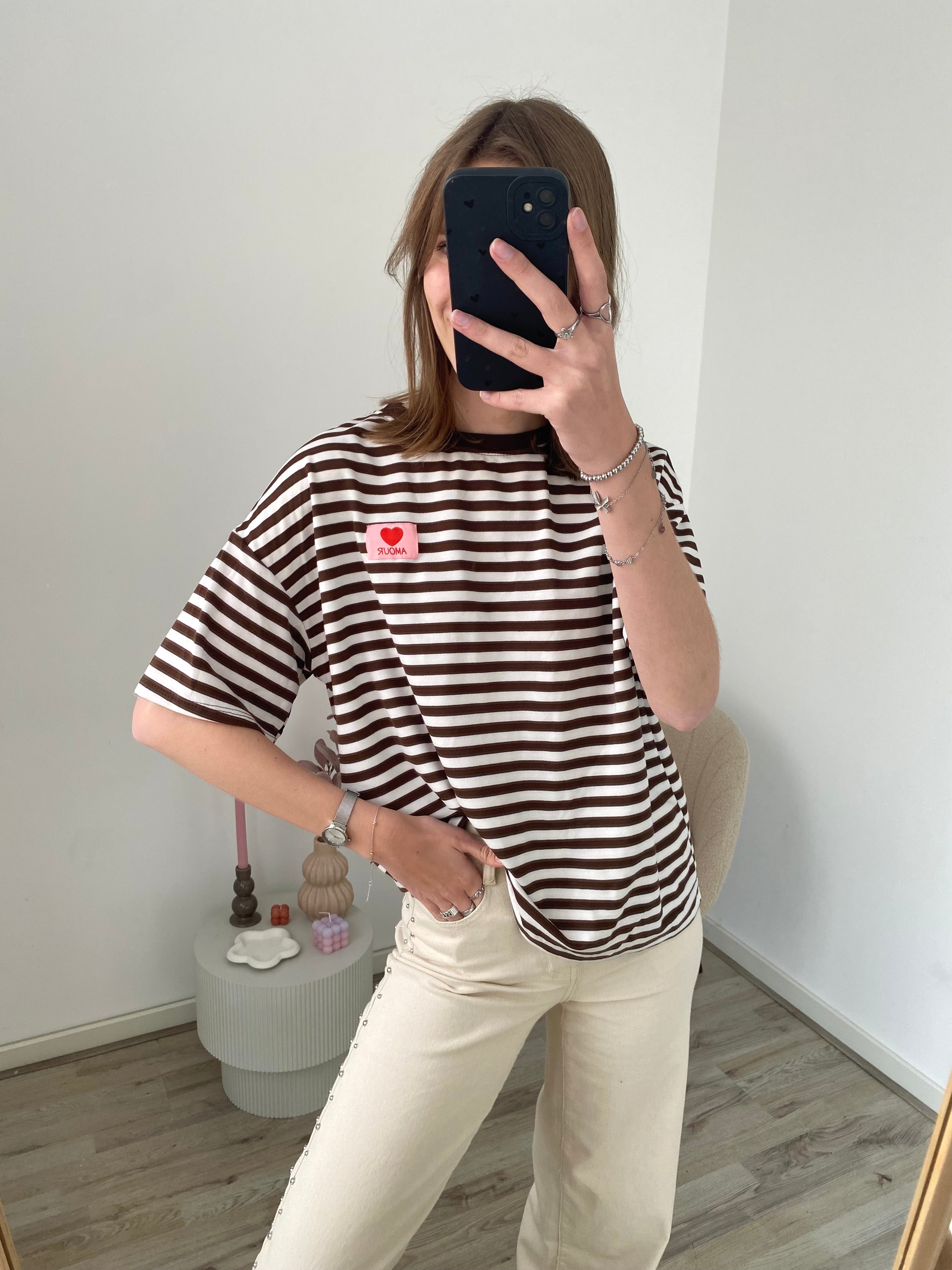 Shirt met korte mouw en strepen en amour label in het bruin met wit