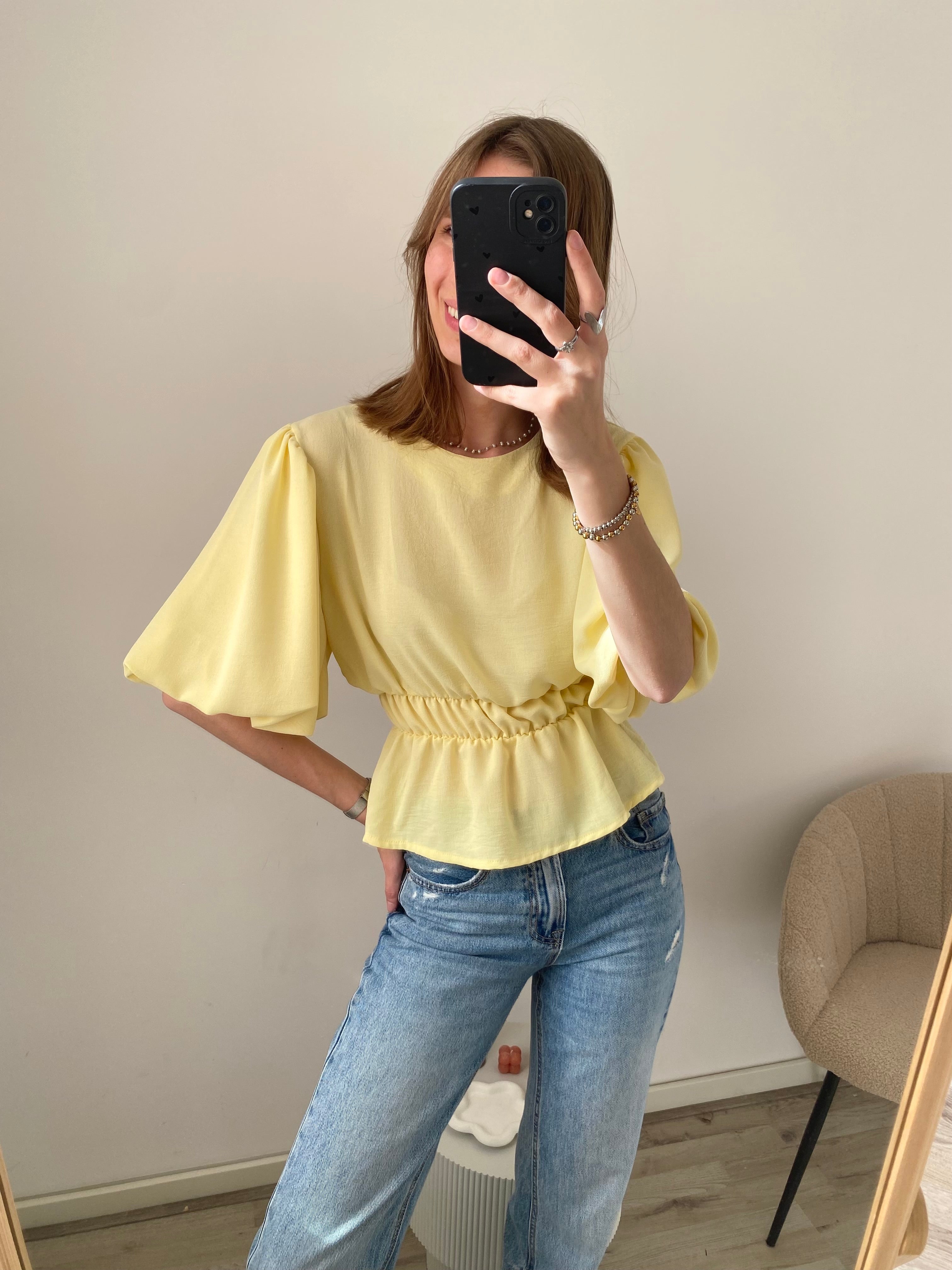 Blouse top met middellange pofmouw in het geel en getailleerd in de taille