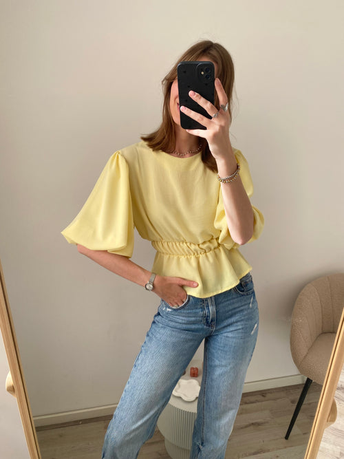Blouse top met middellange pofmouw in het geel en getailleerd in de taille