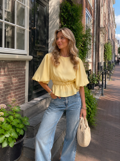 Gele blouse met korte mouw en pofmouw effect in het geel met stretch bij de taille