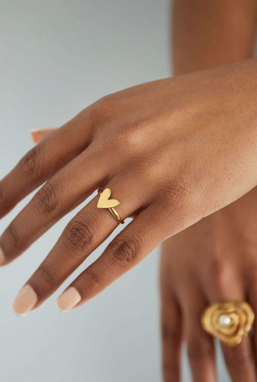Hartjes ring in het goud om vinger