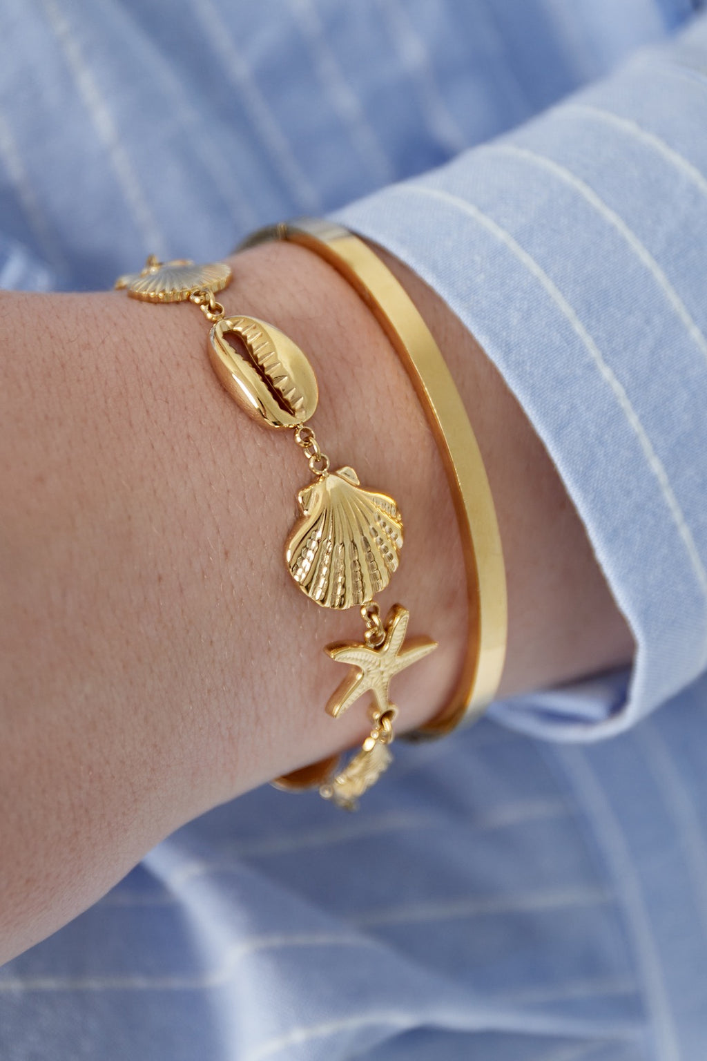 Armband met schelpen en zeester en fijne schakels in het goud