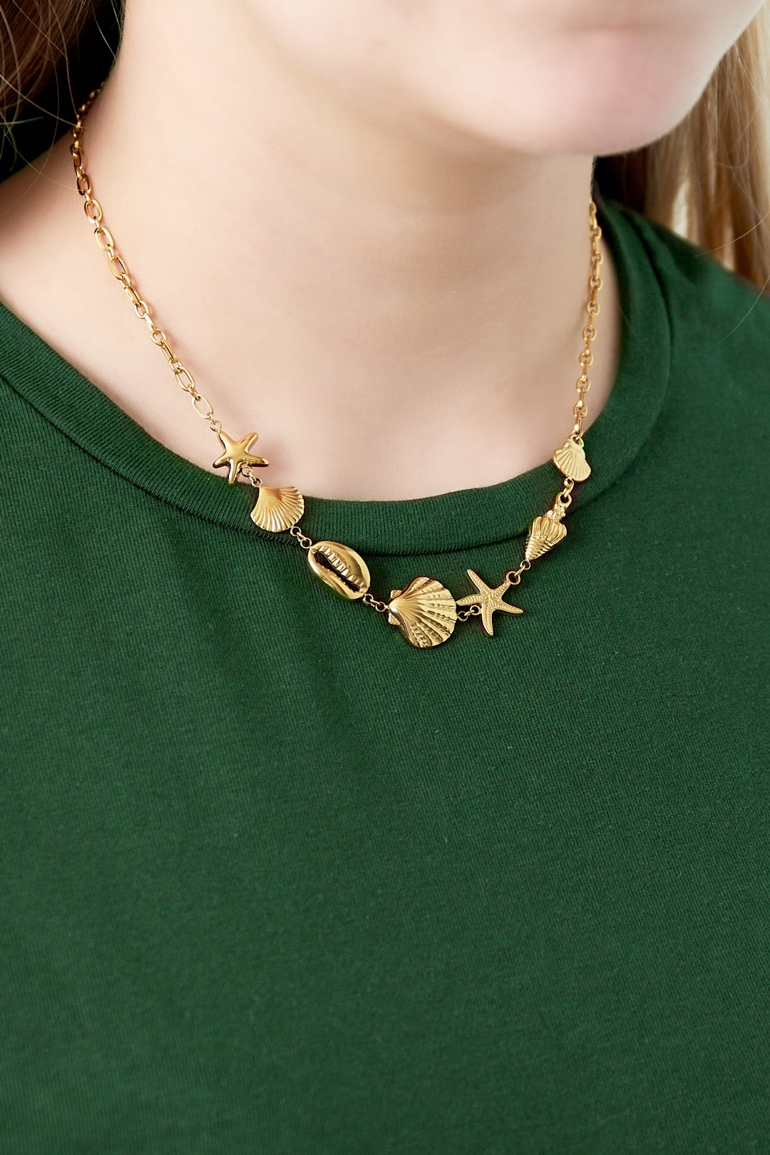 Ketting met schakels, schelpen en zeester bedels in het goud