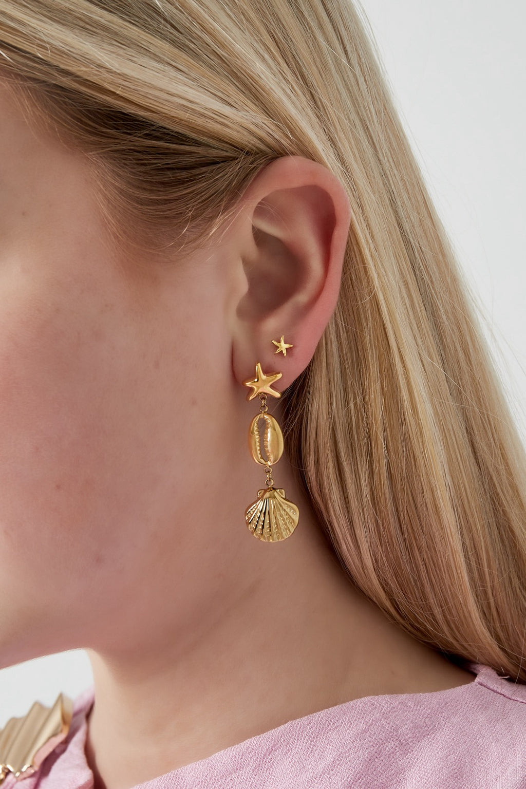 Stud oorbellen met schelpen en zeester hangers in het goud