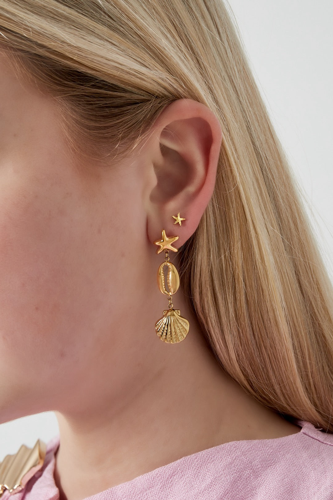 Stud oorbellen met schelpen en zeester hangers in het goud