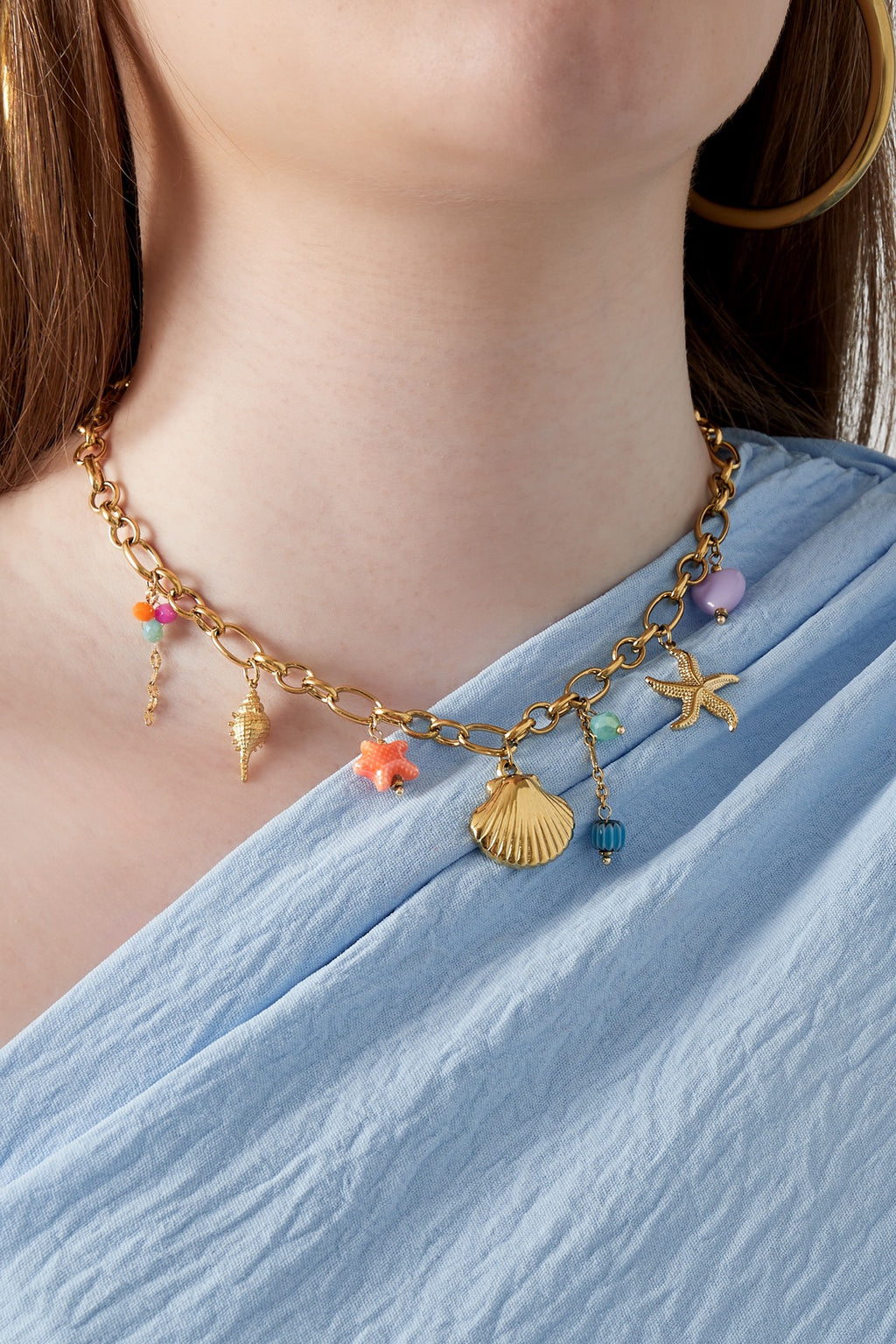 Kleurrijke bedelketting met schelpjes en kralen goud