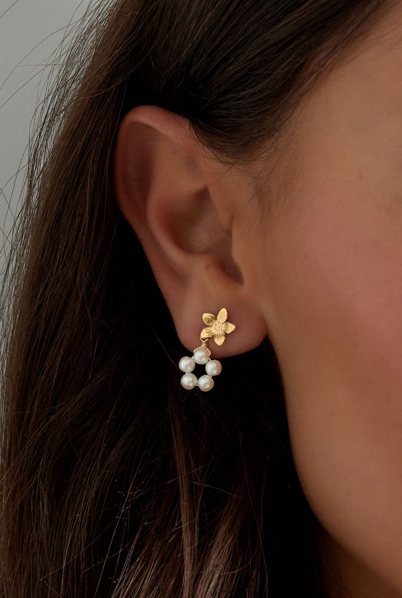 Oorstuds bloemetje en parels in goud stainless steel