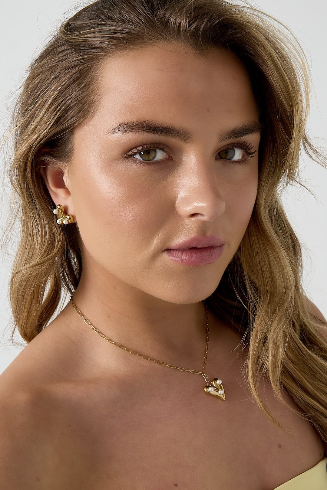 Ketting met hanger van hart met parels in het goud