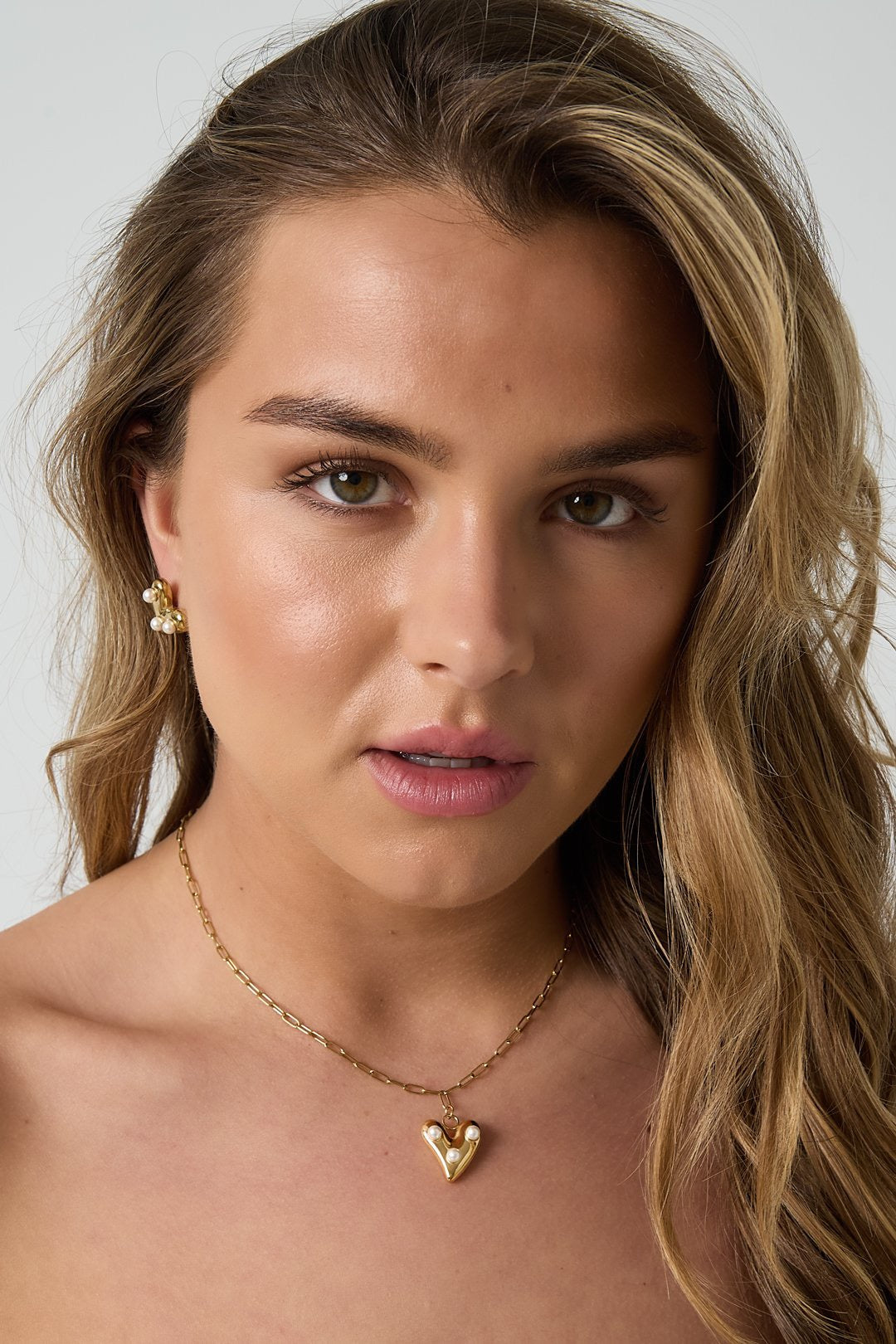 Ketting met hanger van hart en parels in het goud