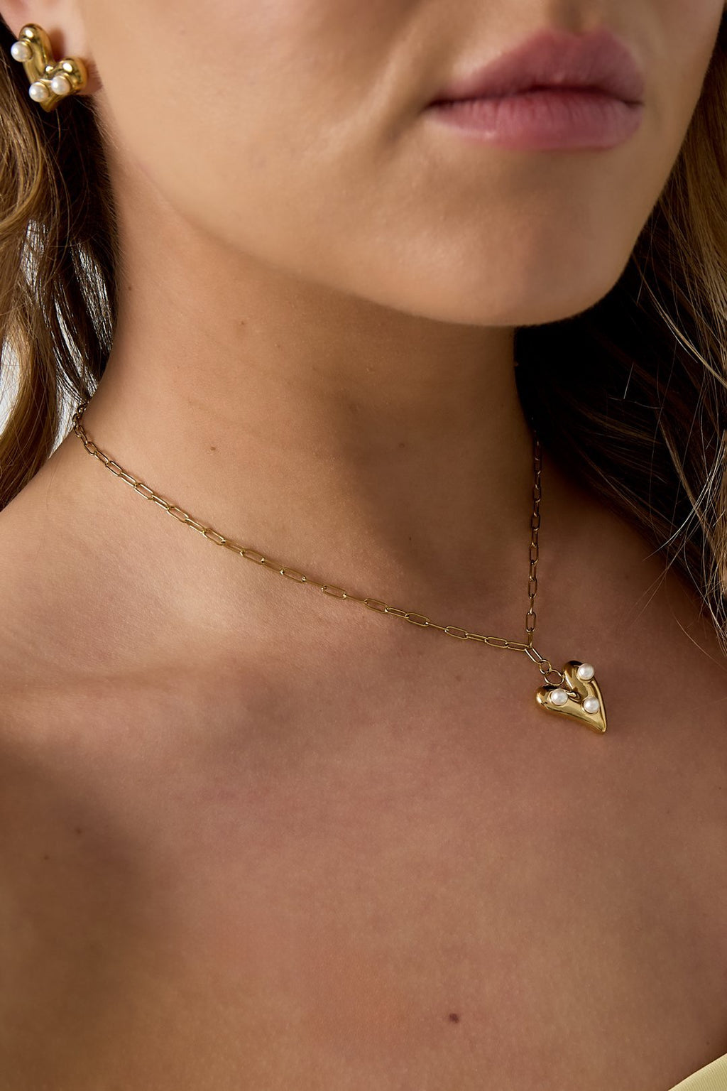 Ketting met hanger van hart en parels in het goud