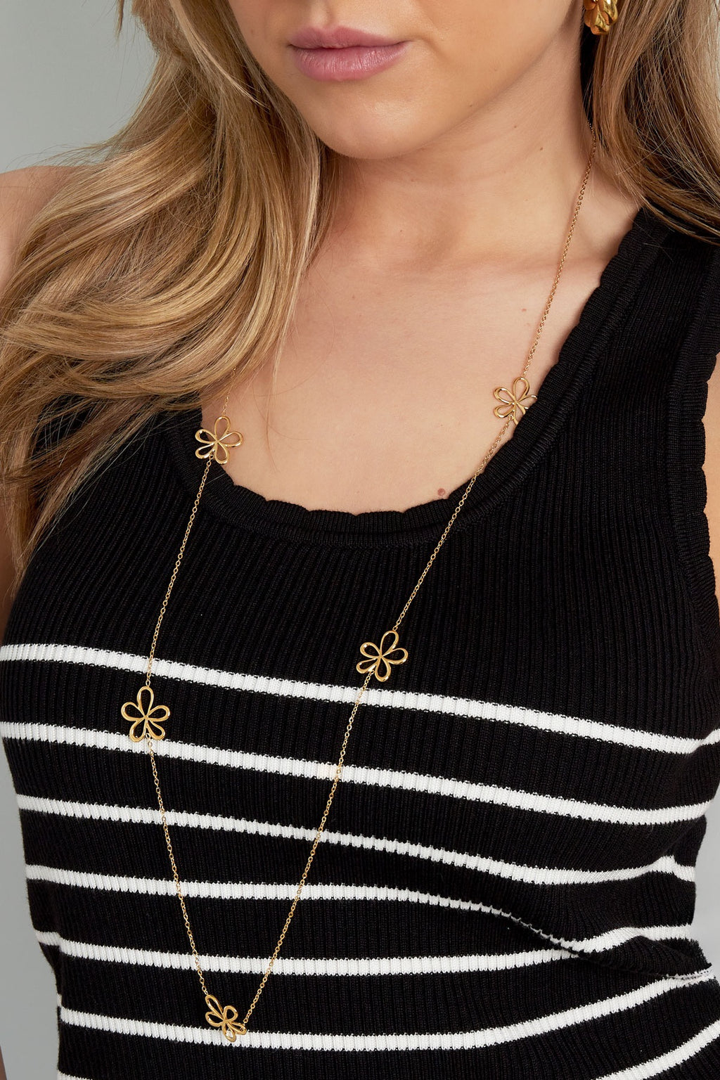 Lange ketting met meerdere bloemen in het goud