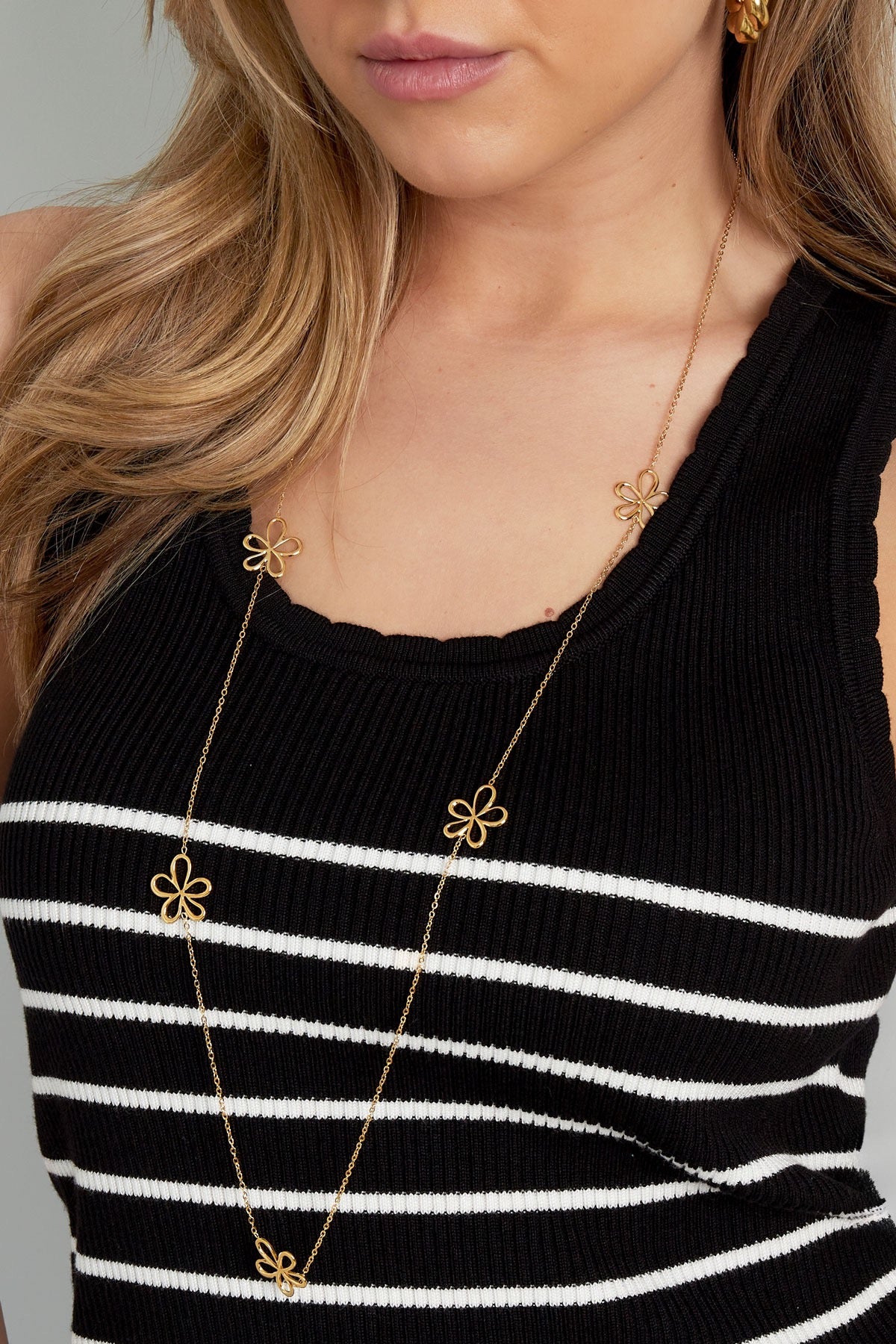 Lange ketting met meerdere bloemen in het goud