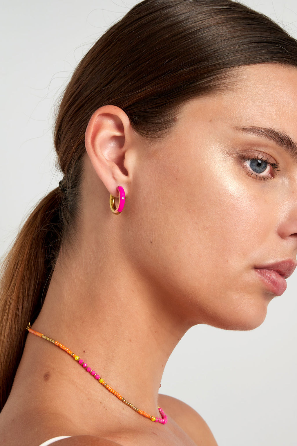 Ooringen goud en roze in oor