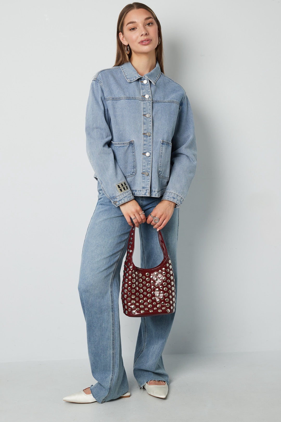Tas met zilveren studs in bordeaux