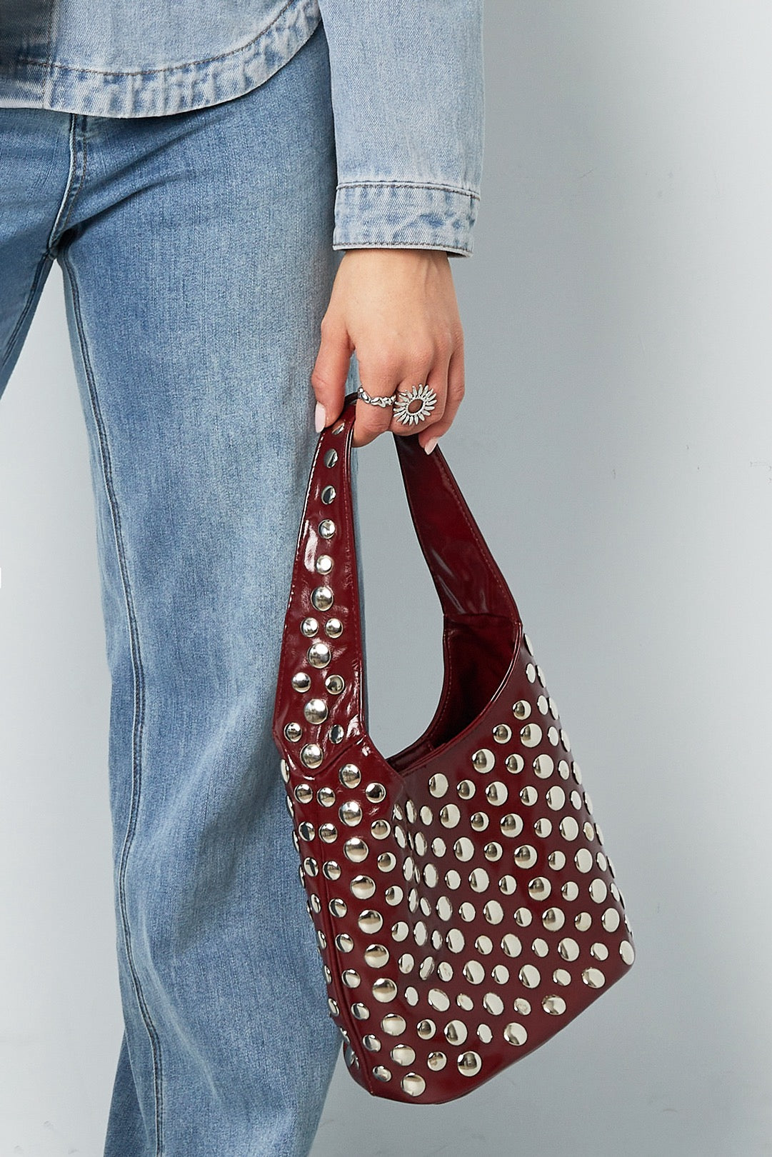 Tas met zilveren studs in bordeaux