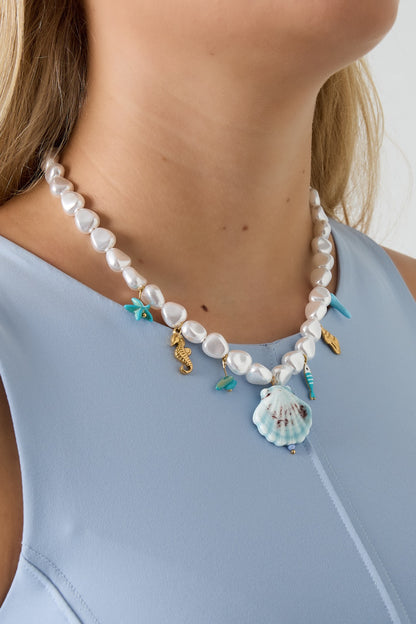 Statement grote parel ketting met blauwe bedels in het goud