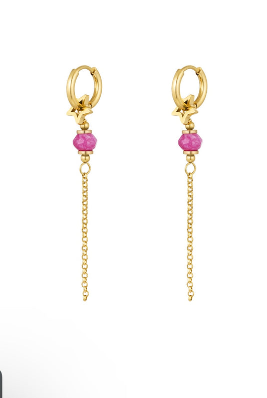 Gouden oorhangers met roze detail