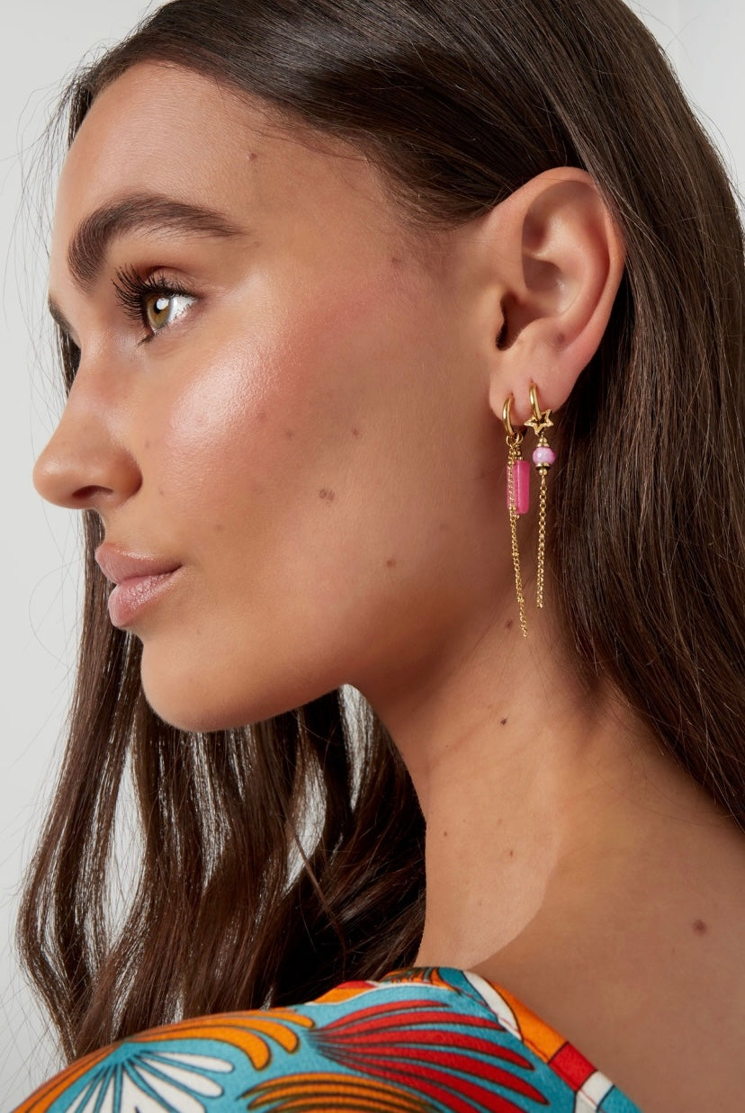 Subtiele lange oorhangers goud met roze detail