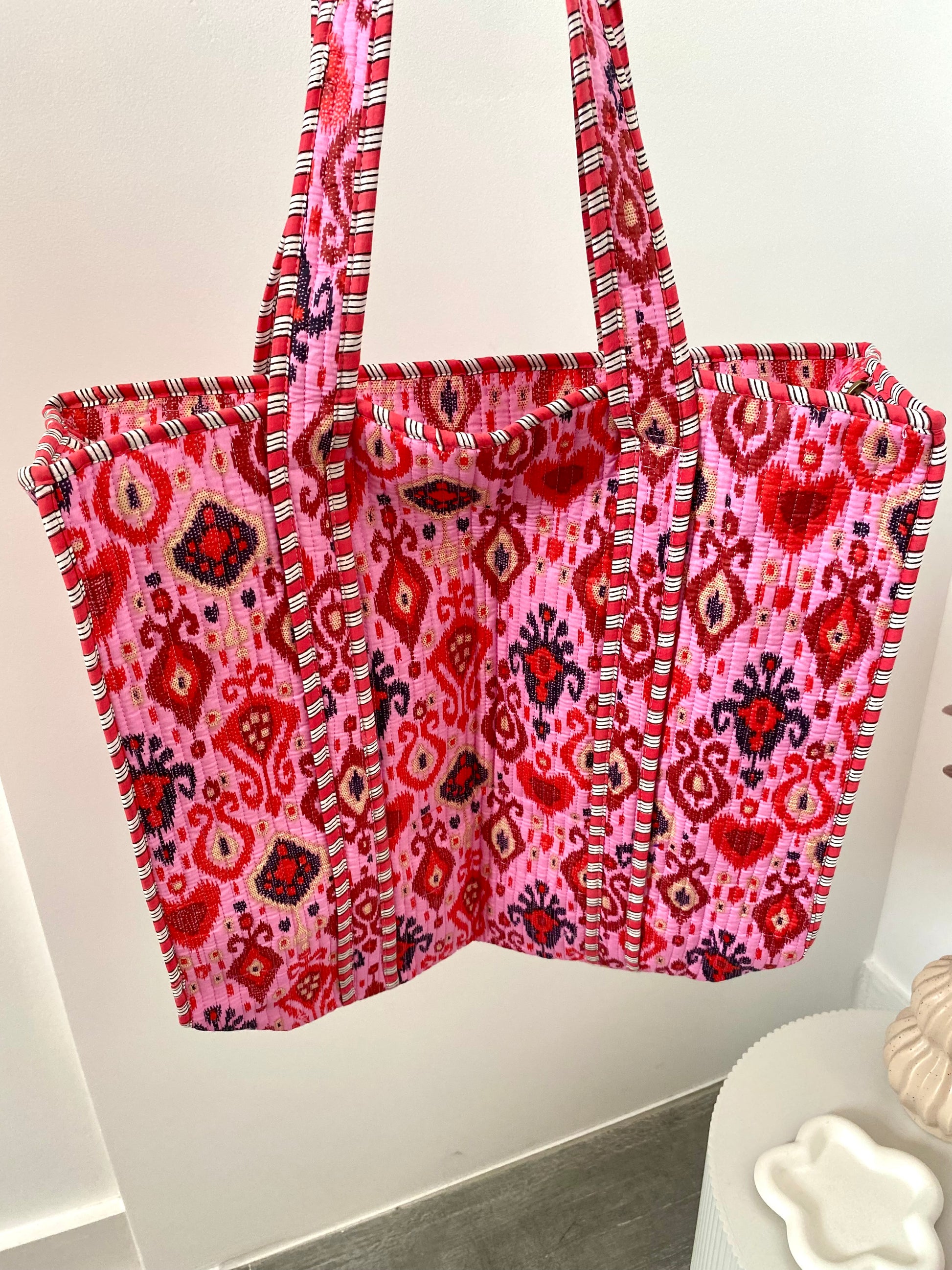 Shopper met roze en rode print met hengsel en ritssluiting