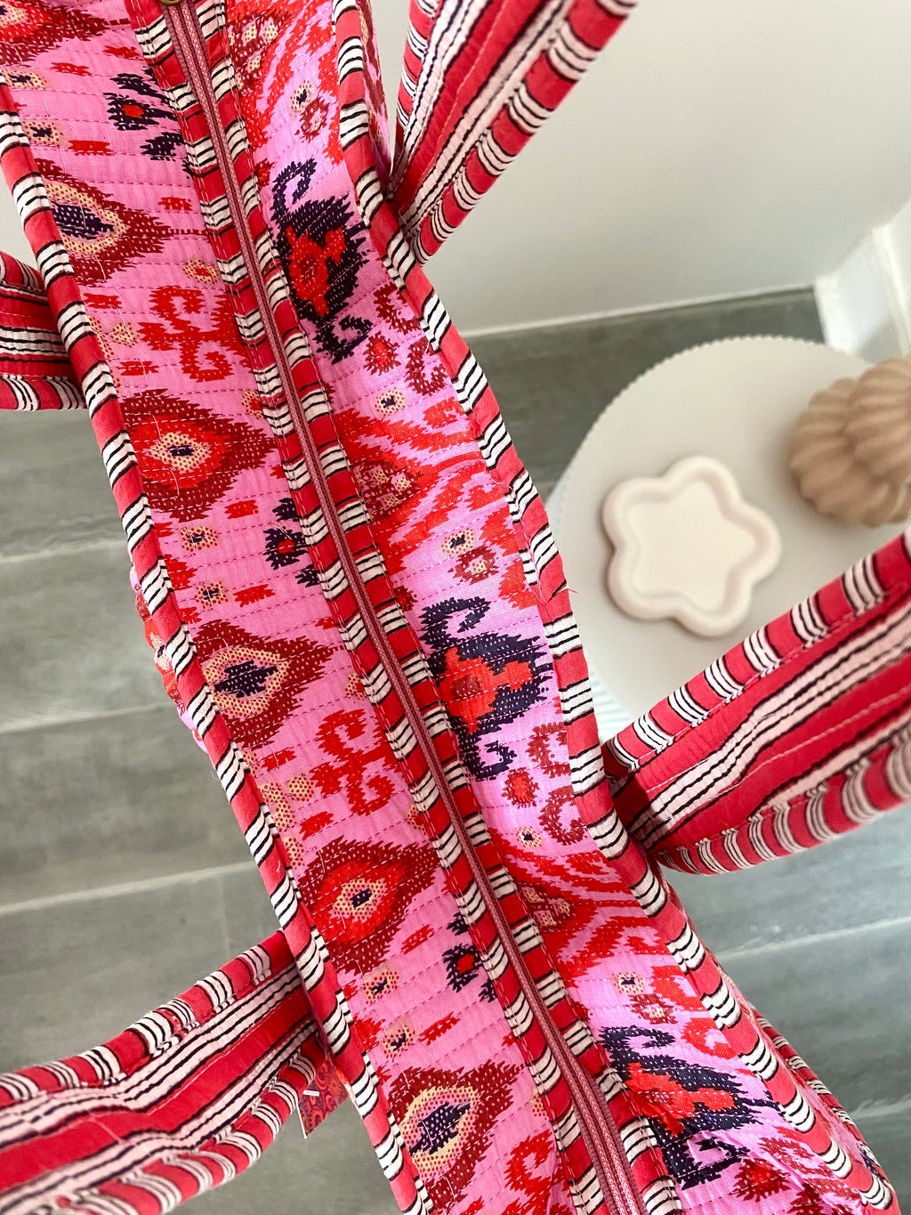 Shopper met roze en rode print met hengsel en ritssluiting