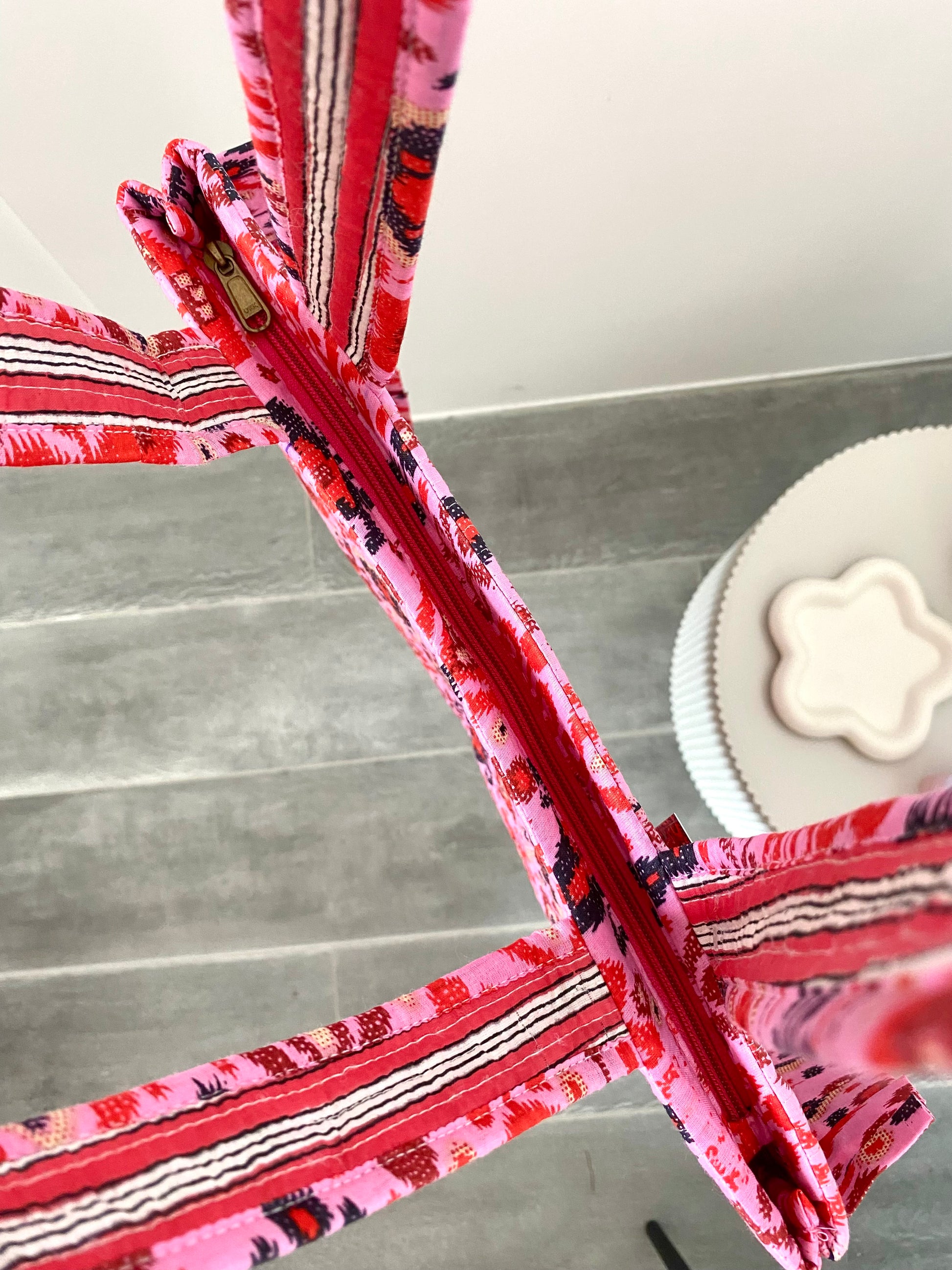 Tas met roze rode print met hengsel en ritssluiting