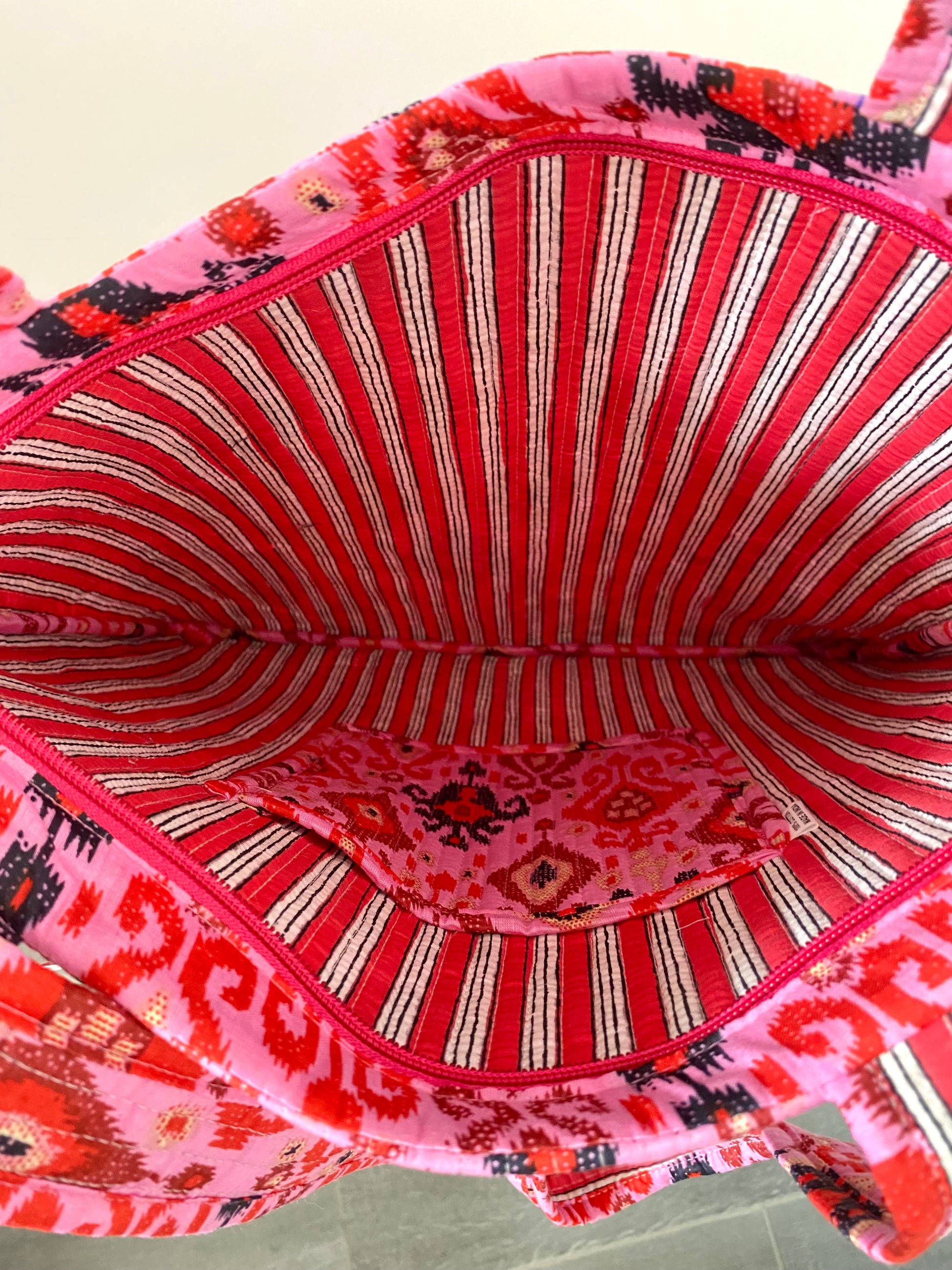 Tas met roze rode print met hengsel en ritssluiting