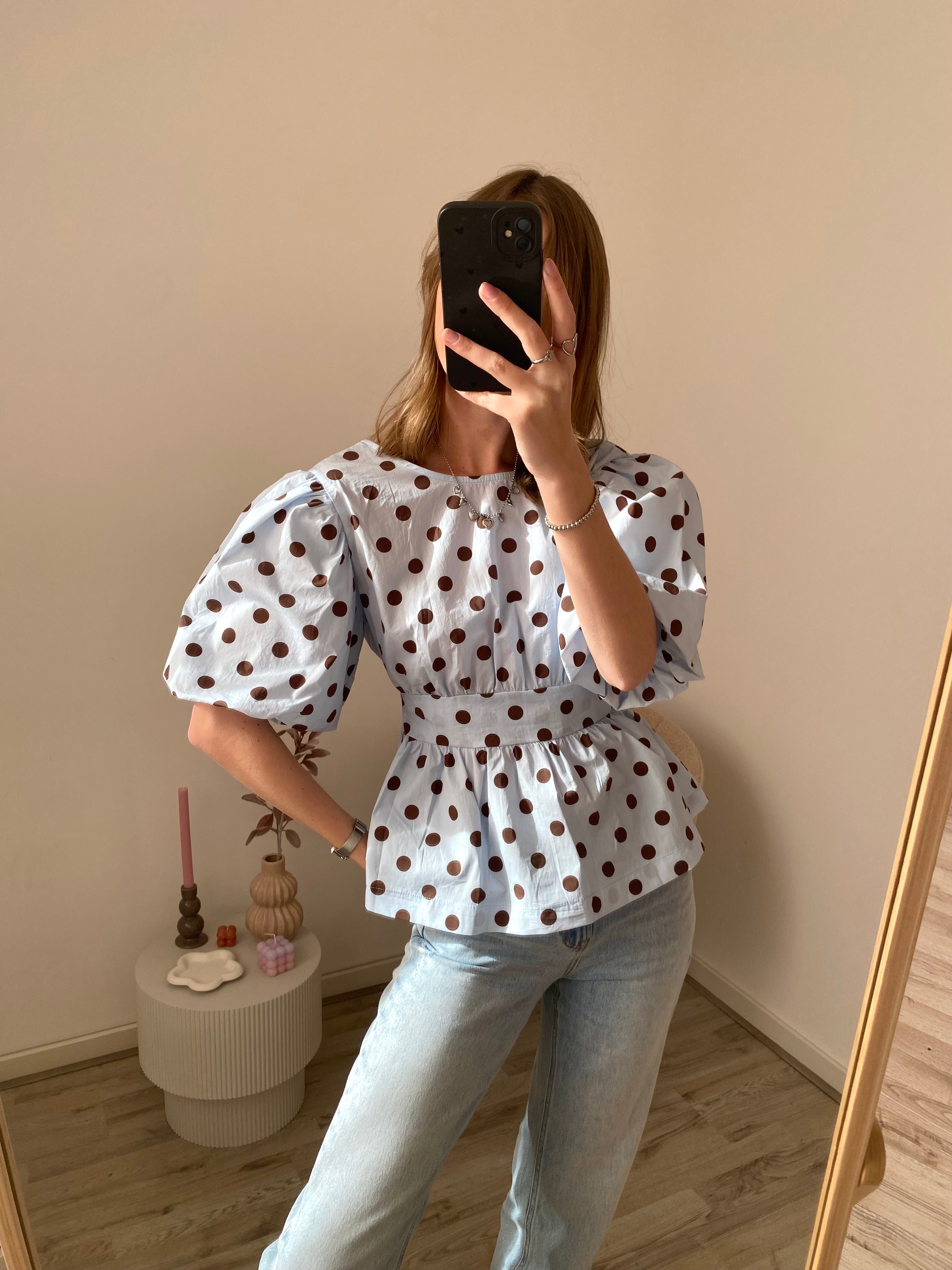 Polka dot stippen top met korte mouw in blauw met bruin