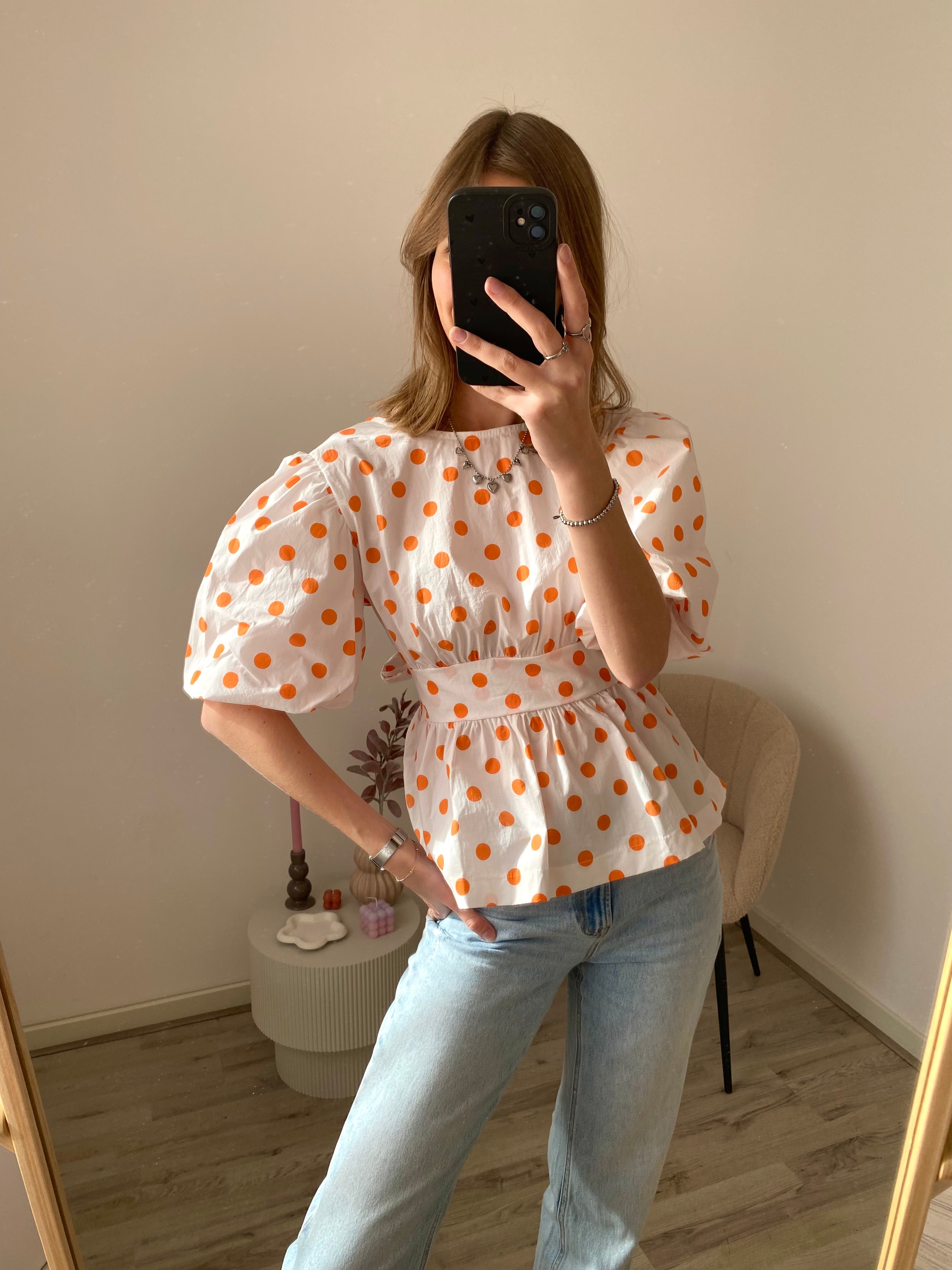 Polka dot stippen top in het wit met oranje 