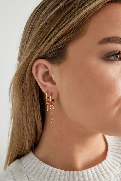 Oorbellen bedel van maan met roze details