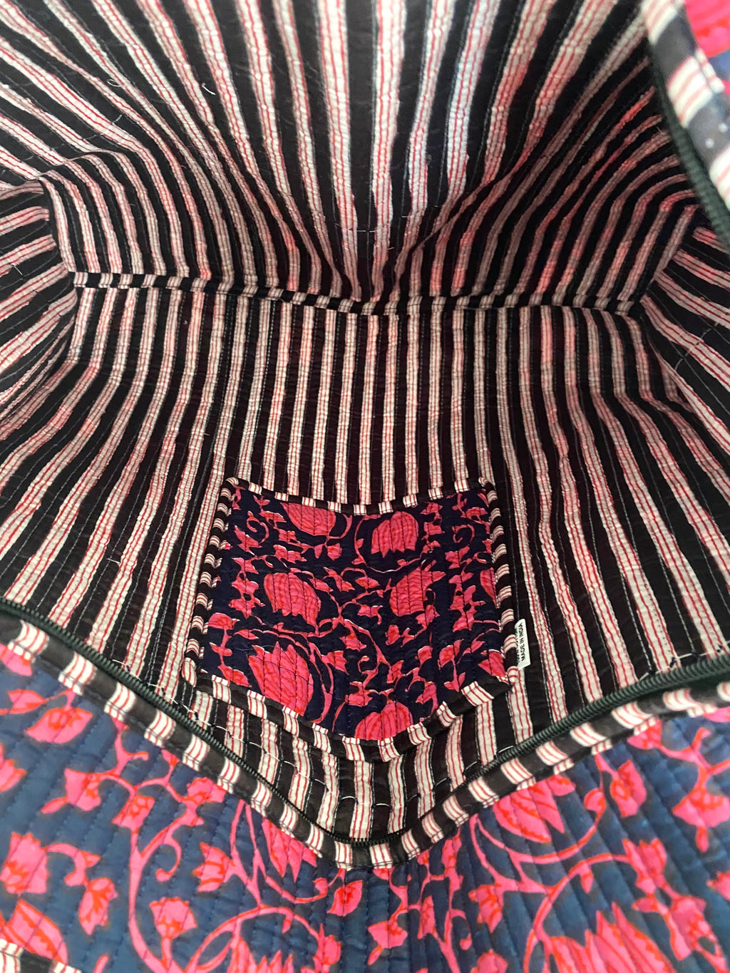 Tas met hengsel, ritssluiting en print van bloemen in roze en donkerblauwe kleuren