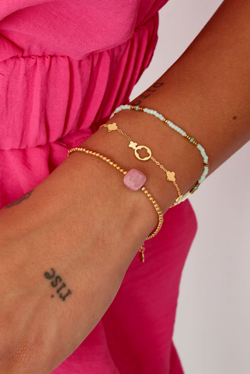 Minimalistische armband klavers goud