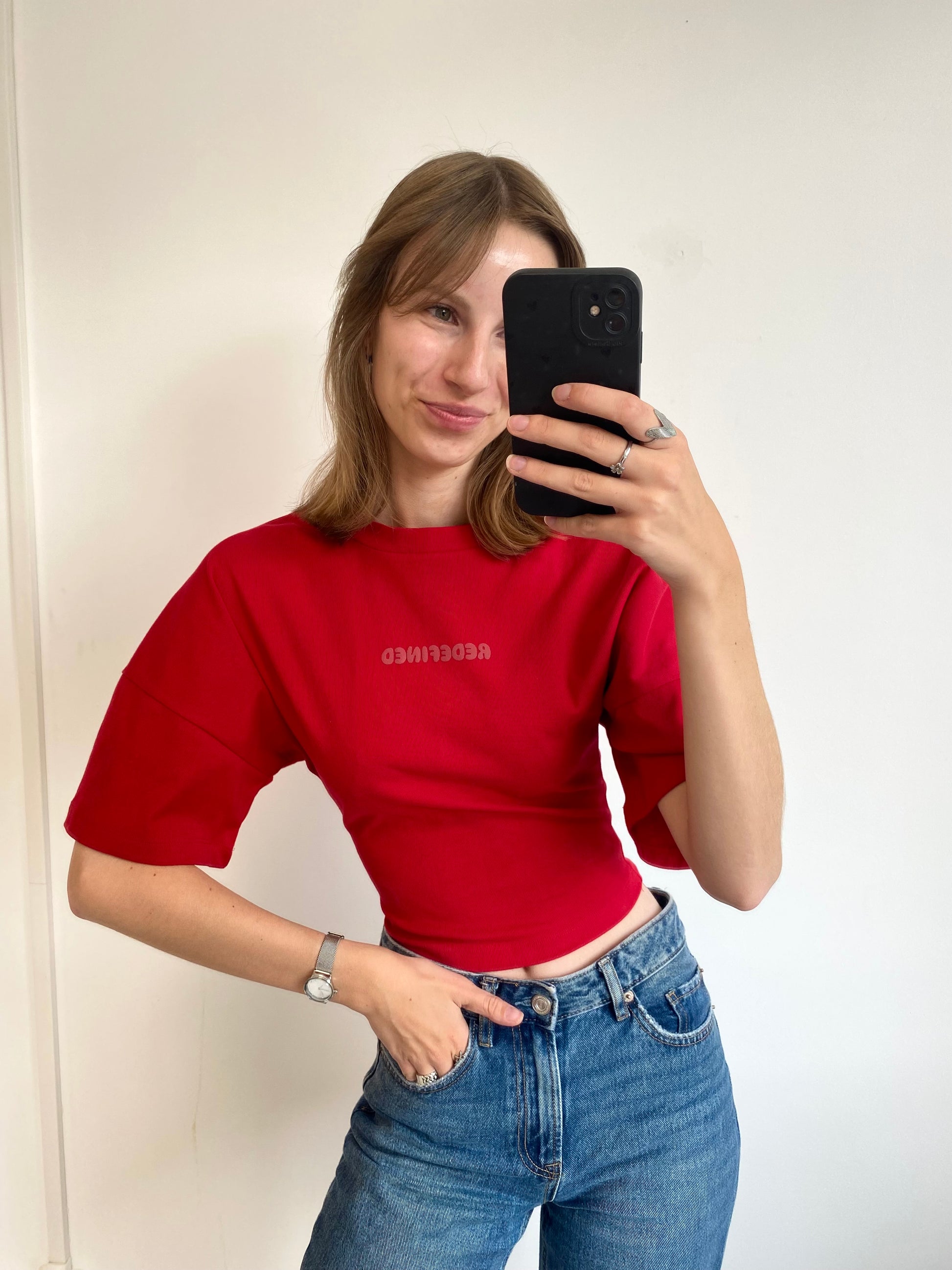 Redefined snatched tee rood met aansluitende taille en pofmouw