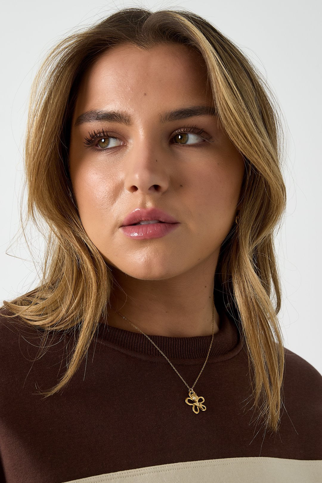 Ketting met hanger van bloem en roos in het goud