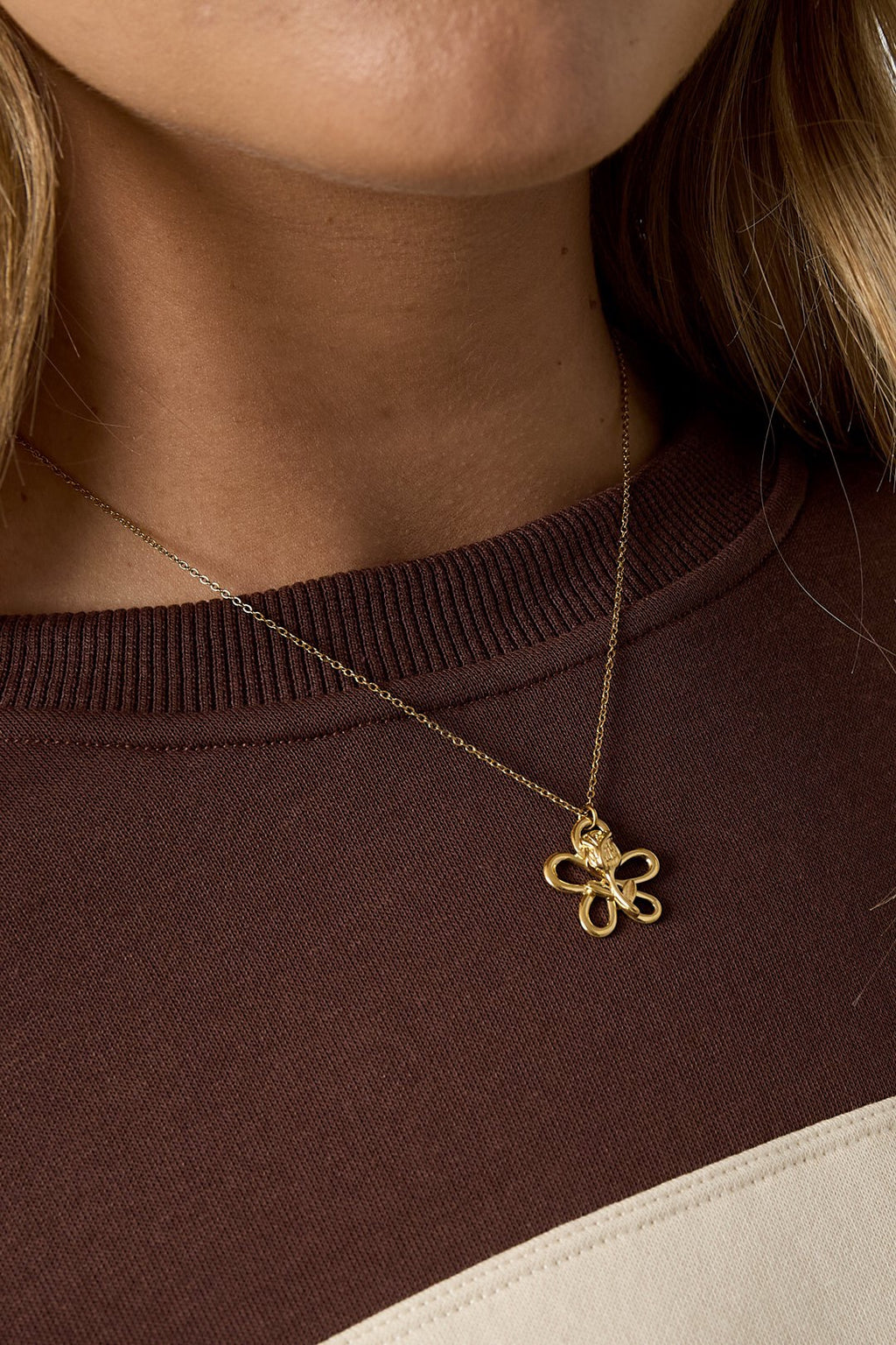 Ketting met hanger van bloem en roos in het goud