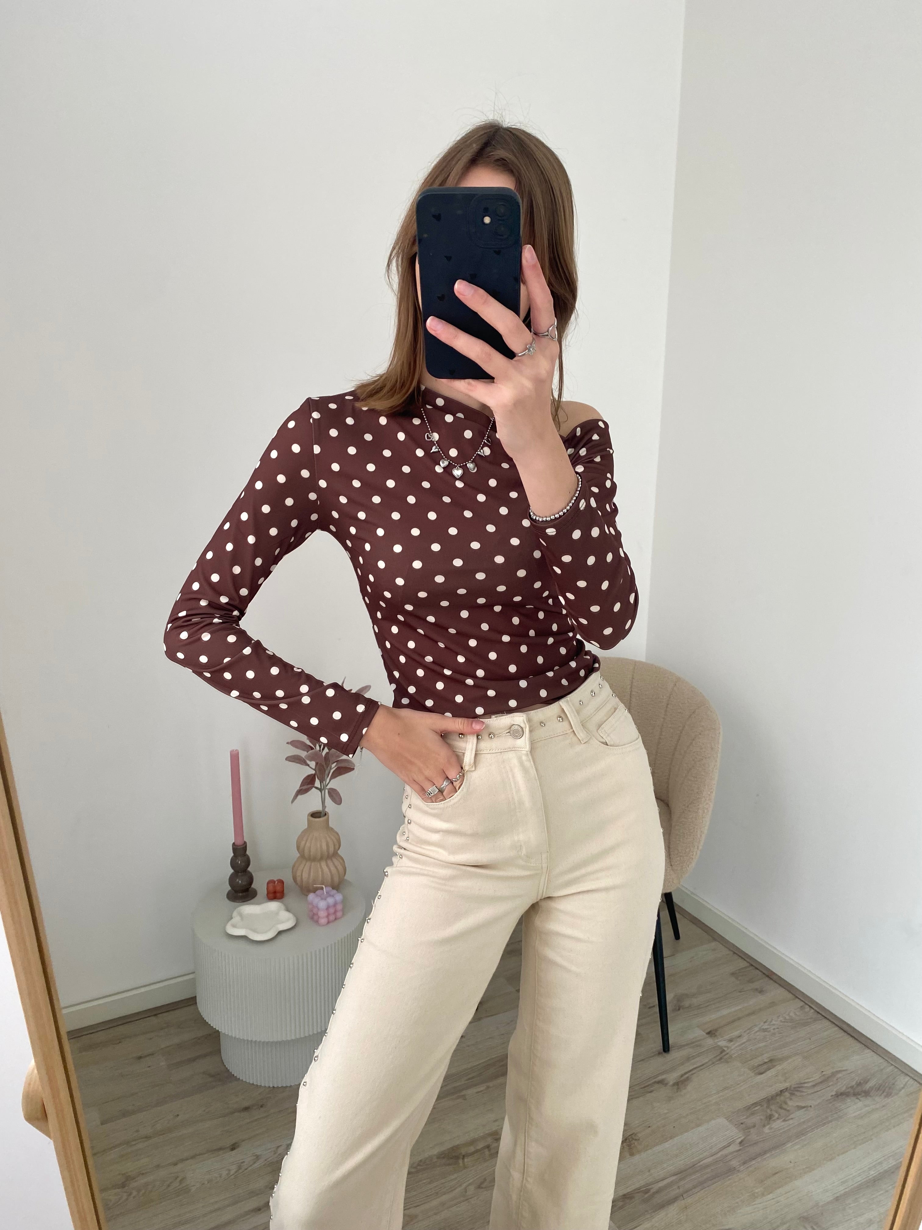 Polka dot longsleeve top met detail bij de schouders in bruine kleur