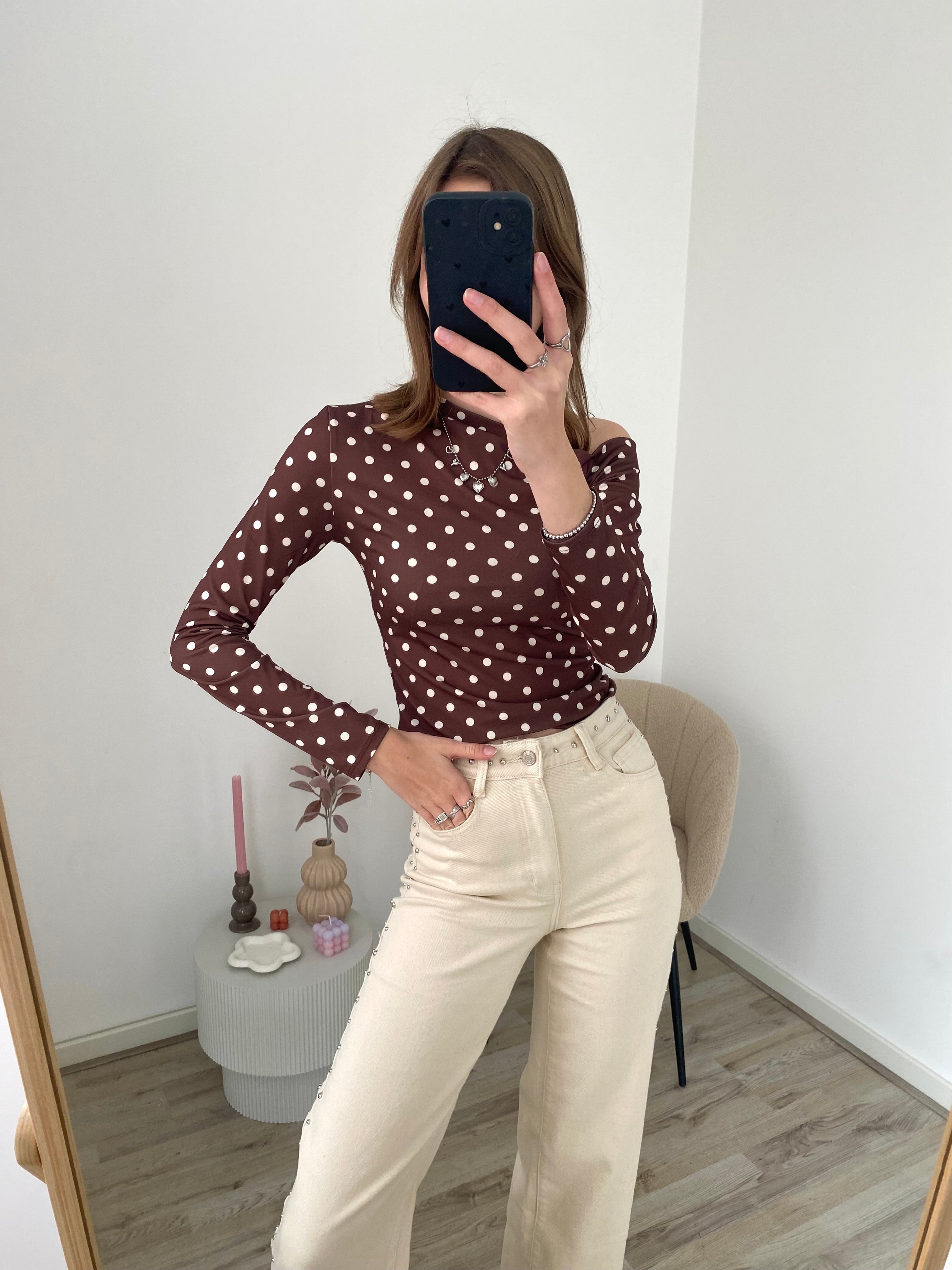 Polka dot longsleeve top met detail bij de schouders in bruine kleur