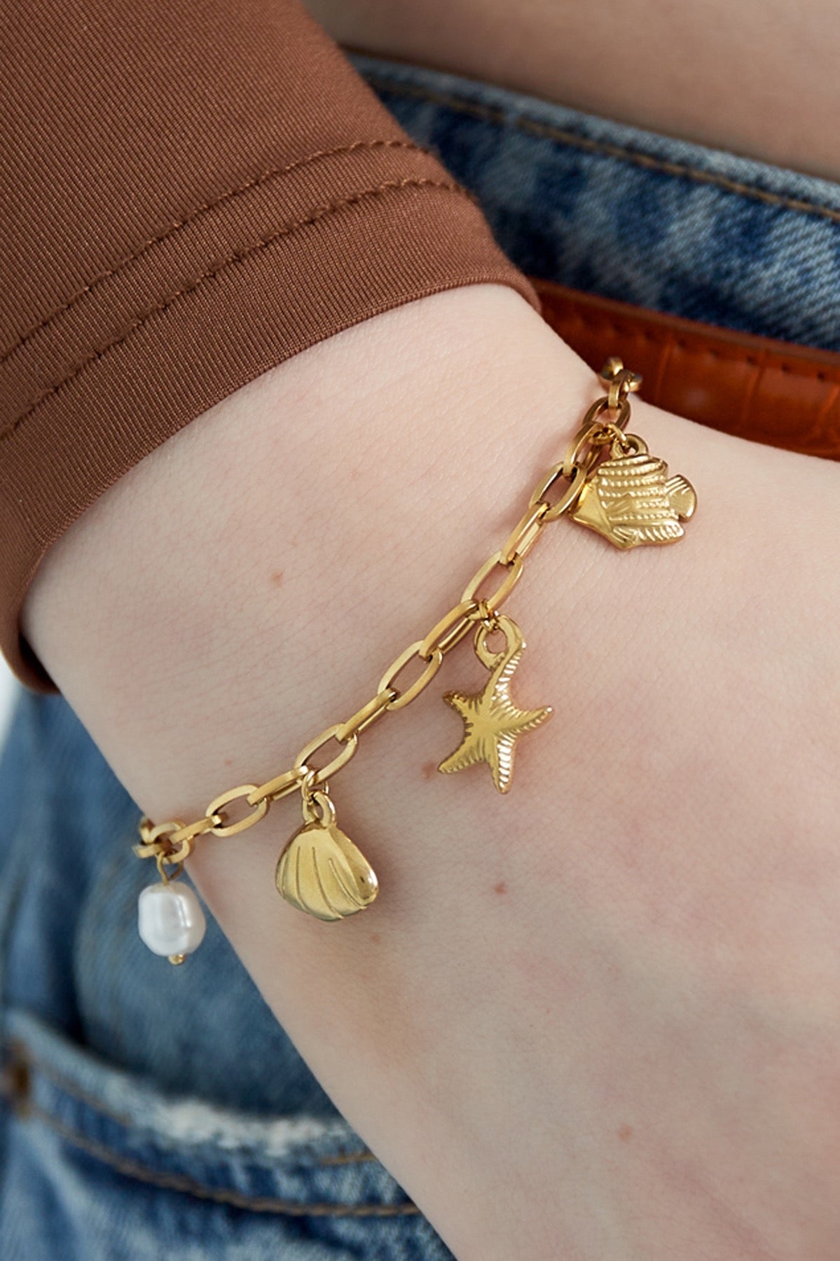 Bedelarmband met schelpen, vissen en parels goud