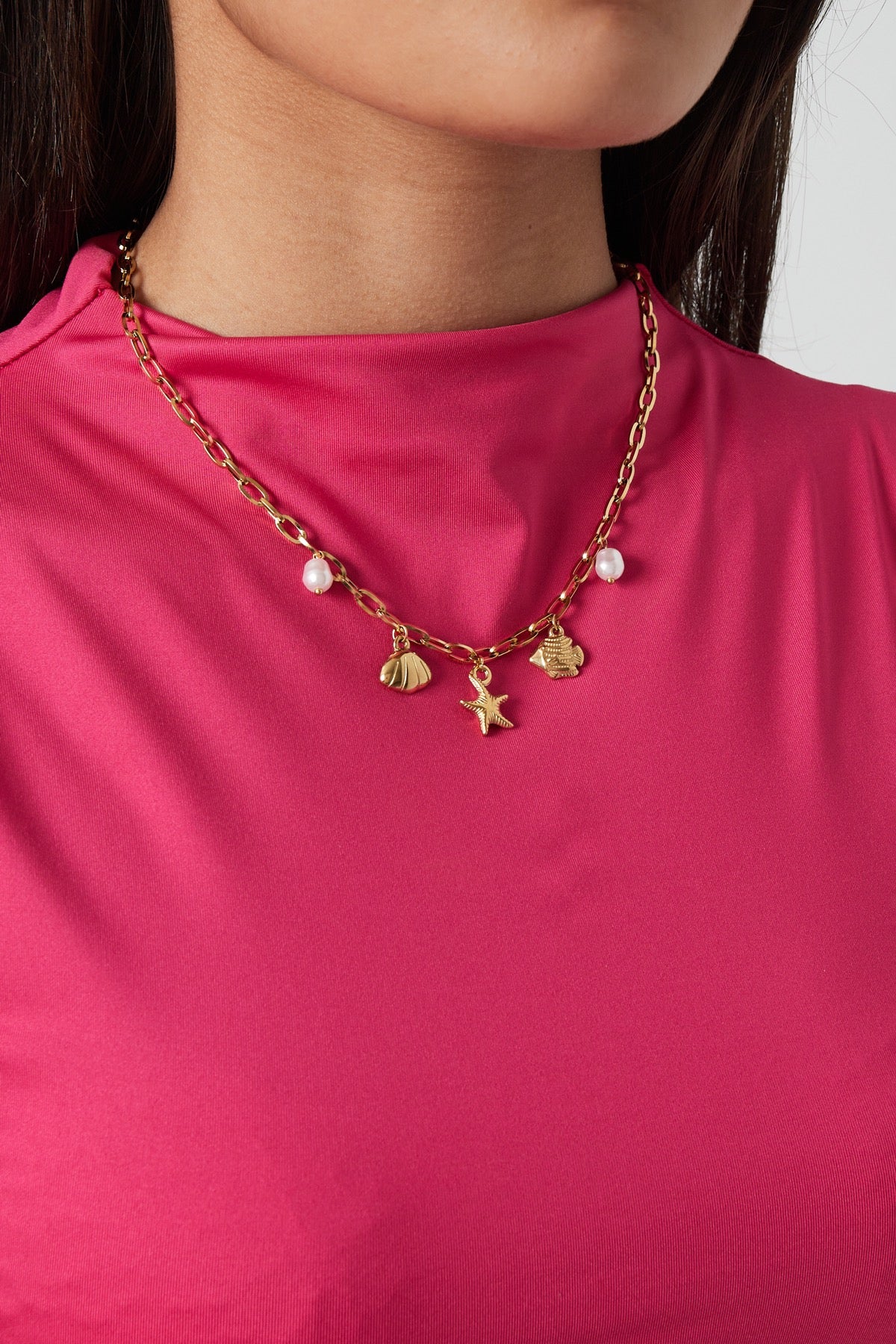 Bedelketting met bedels van schelpen, visjes en parels goud