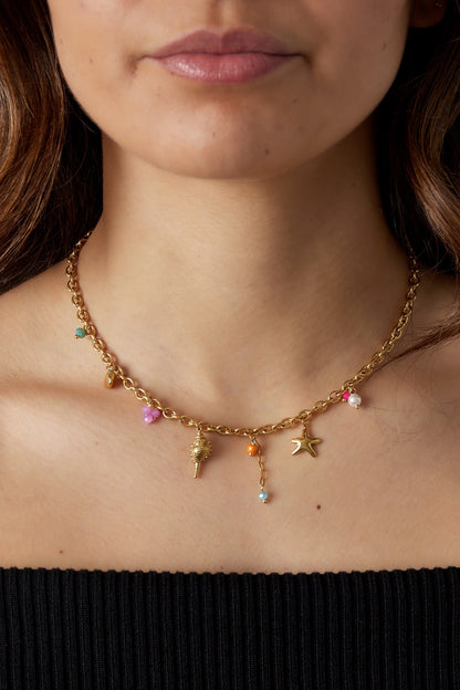Ketting met schelpen bedels en gekleurde kralen goud