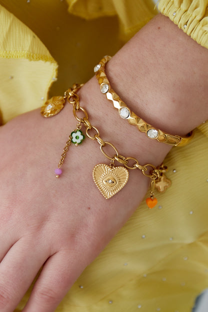 Bedelarmband met grove schakels en bedels van hartje, klaver en kralen goud