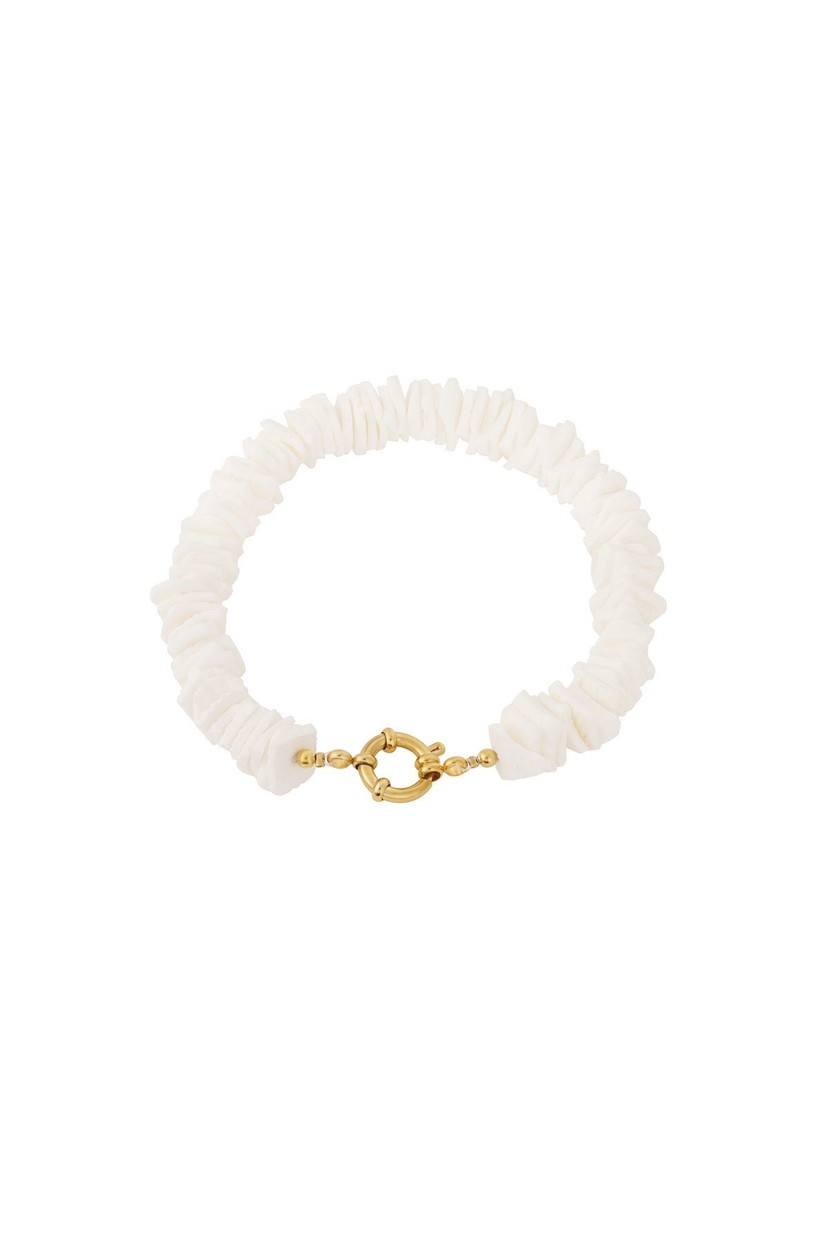 Kralenarmband in het wit met gouden sluiting