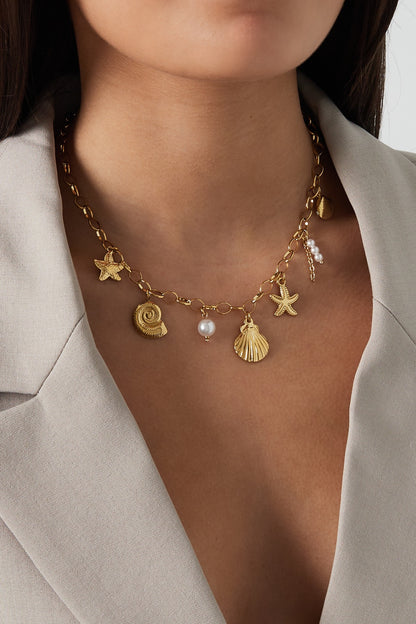 Schakelketting met bedels van schelpen en parels goud